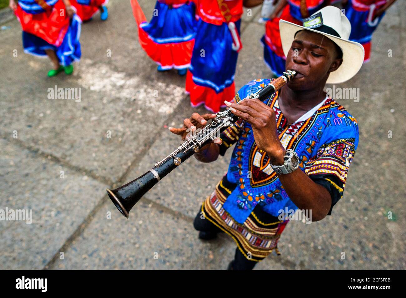 Un clarinetto afro-colombiano del quartiere di Pandeyuca si esibisce durante il festival di San Pacho a Quibdó, Colombia. Foto Stock