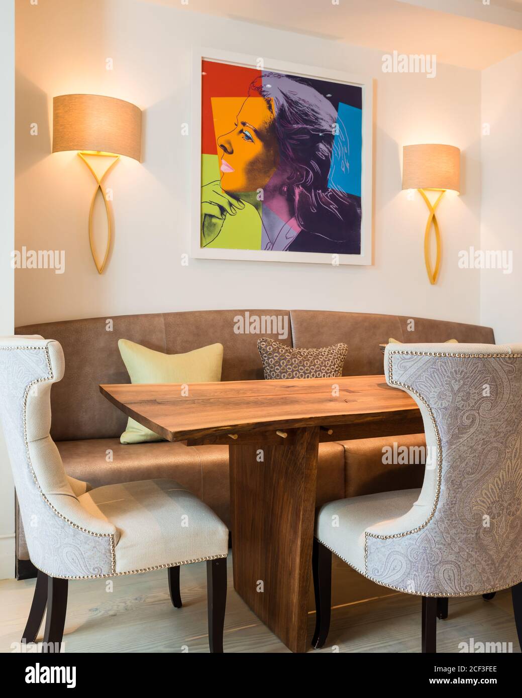 Sala da pranzo moderna con la pittura di donna Foto Stock