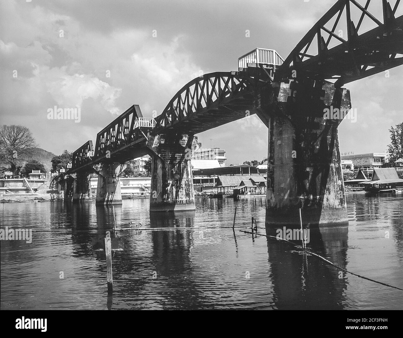 Thailandia, Kanchanaburi. Questo è il famigerato ponte sul fiume Kwai sulla ferrovia della morte Birmania-Siam della seconda guerra mondiale, costruito più o meno dai prigionieri di guerra alleati e dalla stampa di gente locale incaricato di costruire la linea ferroviaria terrestre da Bangkok nel Golfo della Thailandia a Rangoon in Birmania come parte del piano strategico dell'esercito giapponese imperiale per invadere l'India. Le arcate sono del ponte originale. I box-spans sono rimpiazzati dopo che il ponte è stato bombardato fuori dalla commissione nel giugno 1945 e sostituito dopo la fine della guerra. Foto Stock