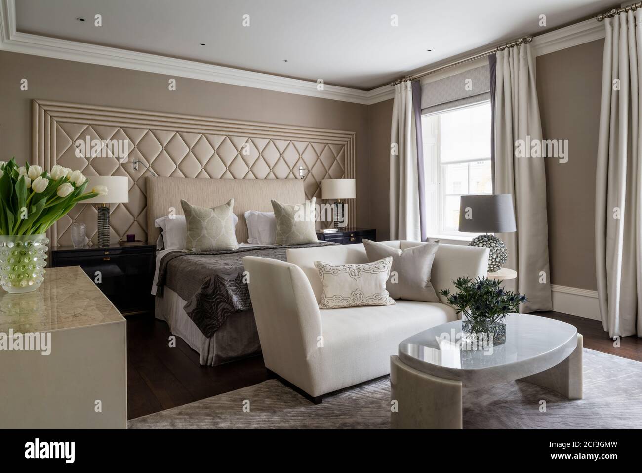 Grigio e bianco camera da letto dai toni Foto Stock