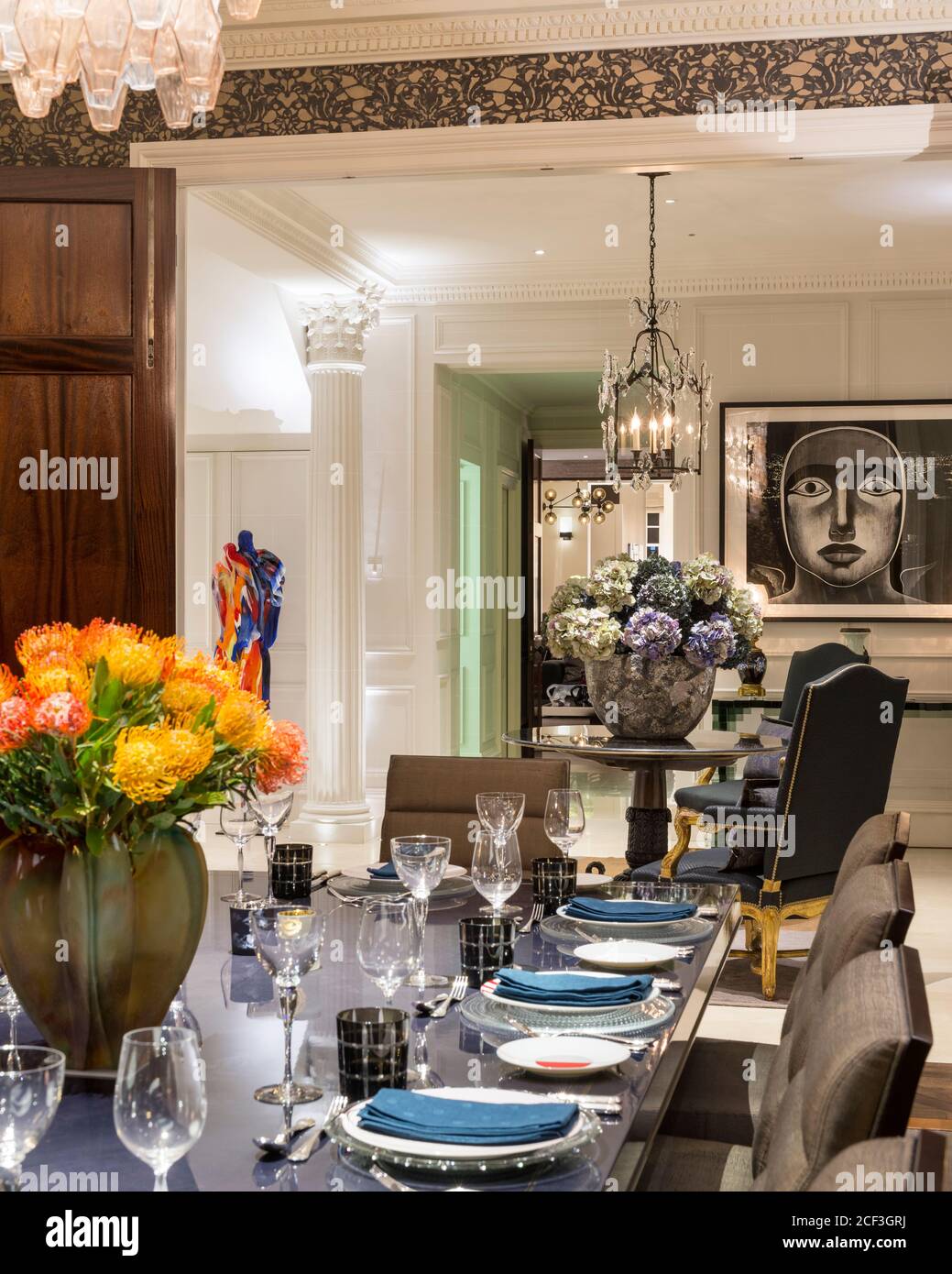 Impostare la tabella nella lussuosa sala da pranzo Foto Stock