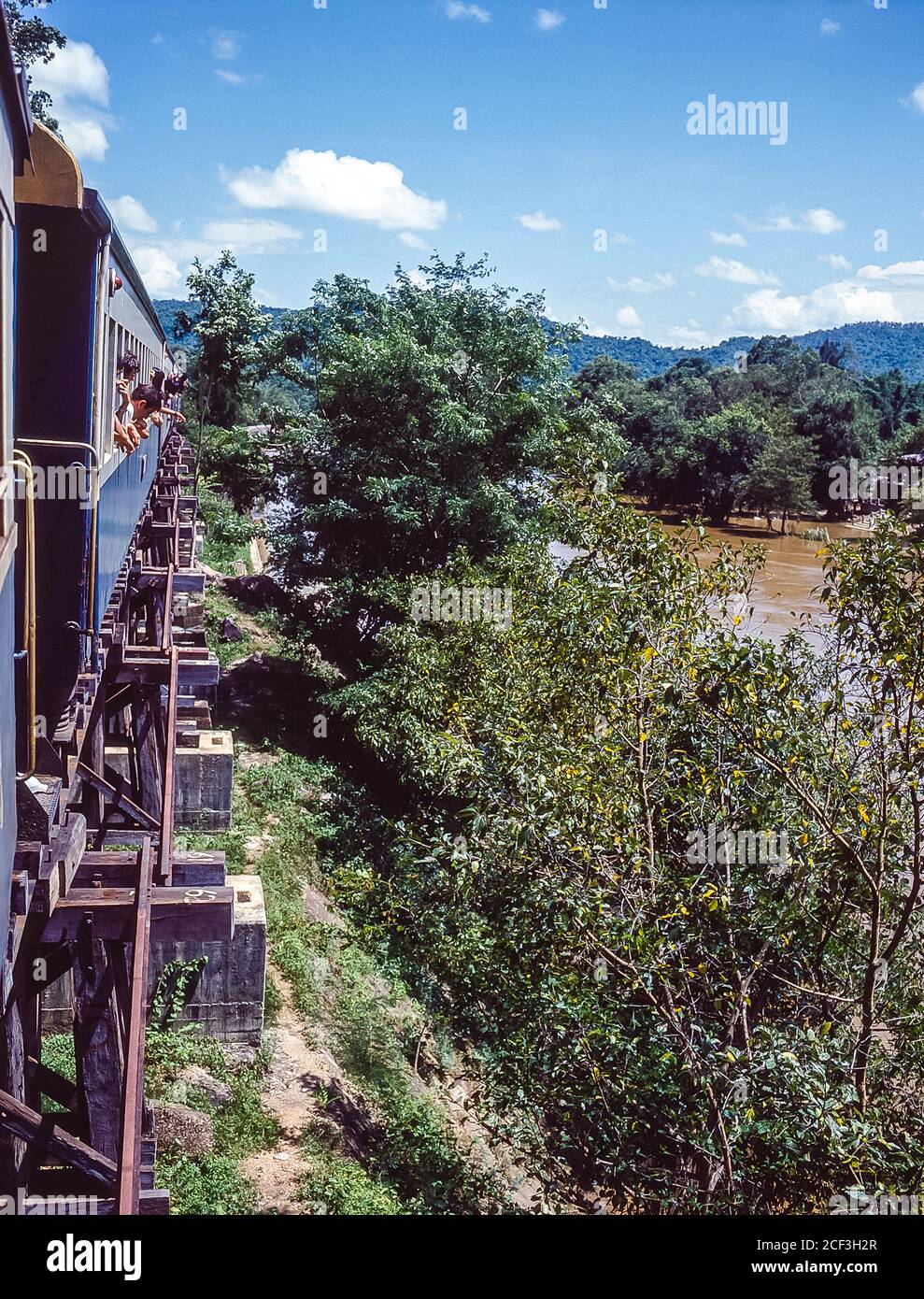 Thailandia, Kanchanburi. Questo è il treno turistico passeggeri da Kanchanaburi a Nam Tok sulla famigerata ferrovia della morte Birmania-Siam della seconda guerra mondiale, navigando su vari ponti stressanti che seguono il bordo del fiume Kwai noi, Tutti costruiti più o meno dai prigionieri di guerra alleati e dalla stampa hanno ganizzato la gente locale incaricata di costruire la rotta ferroviaria terrestre da Bangkok nel Golfo della Thailandia a Rangoon in Birmania come parte del piano strategico dell'esercito giapponese imperiale per invadere l'India. Foto Stock