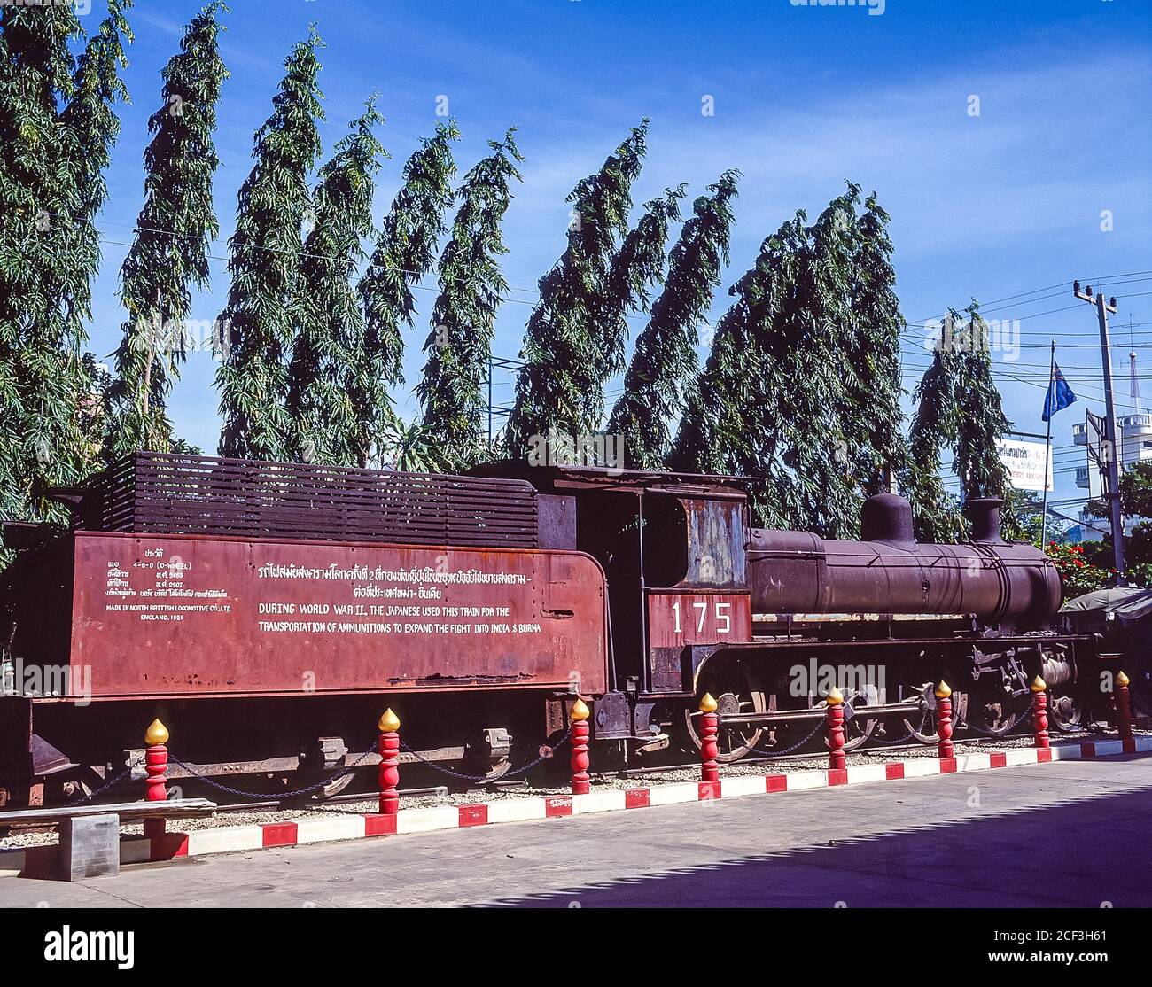 Thailandia, Kanchanaburi. Si tratta di uno dei treni utilizzati dai giapponesi sulla famigerata ferrovia della morte Birmania-Siam della seconda guerra mondiale costruita più o meno dai prigionieri di guerra alleati e dalla stampa di gente locale incaricato di costruire la linea ferroviaria terrestre da Bangkok nel Golfo della Thailandia Rangoon in Birmania come parte del piano strategico dell'esercito giapponese imperiale per invadere l'India. Foto Stock