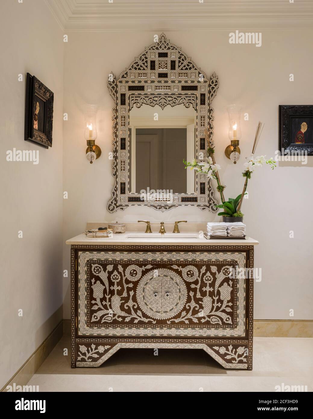 Specchio oltre il lavandino in bagno arabo Foto Stock