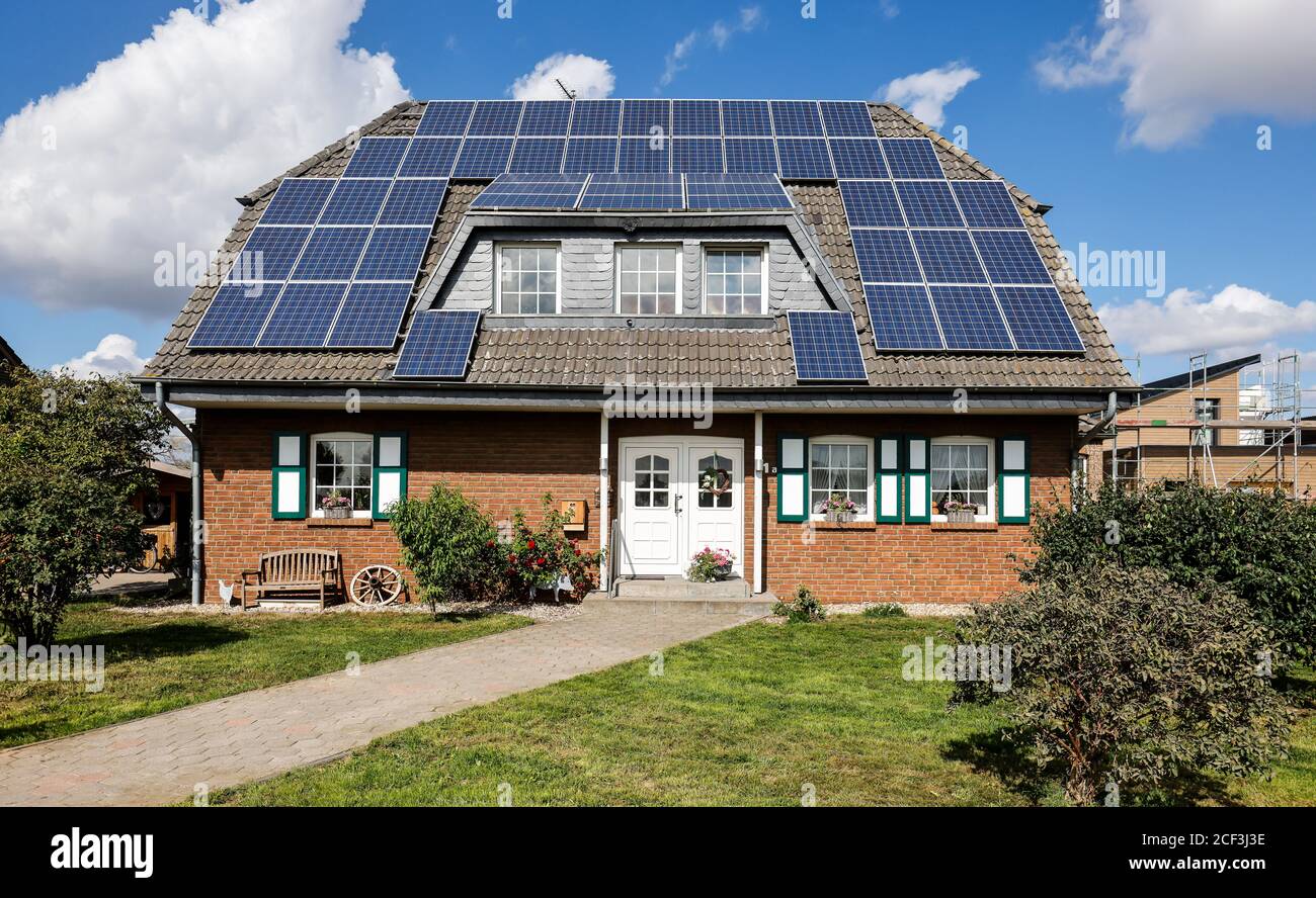 Willich, Nord Reno-Westfalia, Germania - energia solare, casa residenziale con celle solari fotovoltaiche sul tetto. Foto Stock