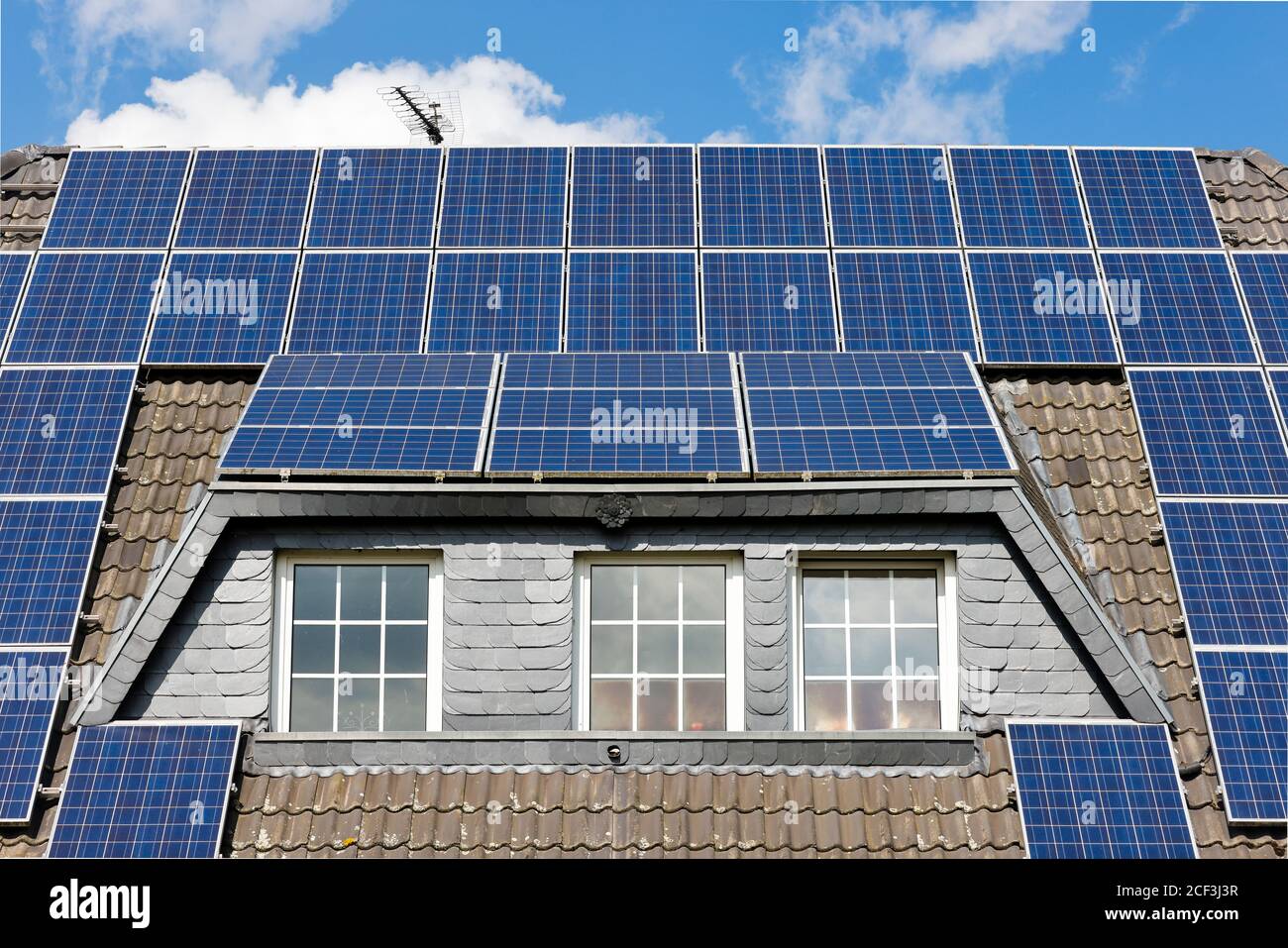 Willich, Nord Reno-Westfalia, Germania - energia solare, casa residenziale con celle solari fotovoltaiche sul tetto. Foto Stock