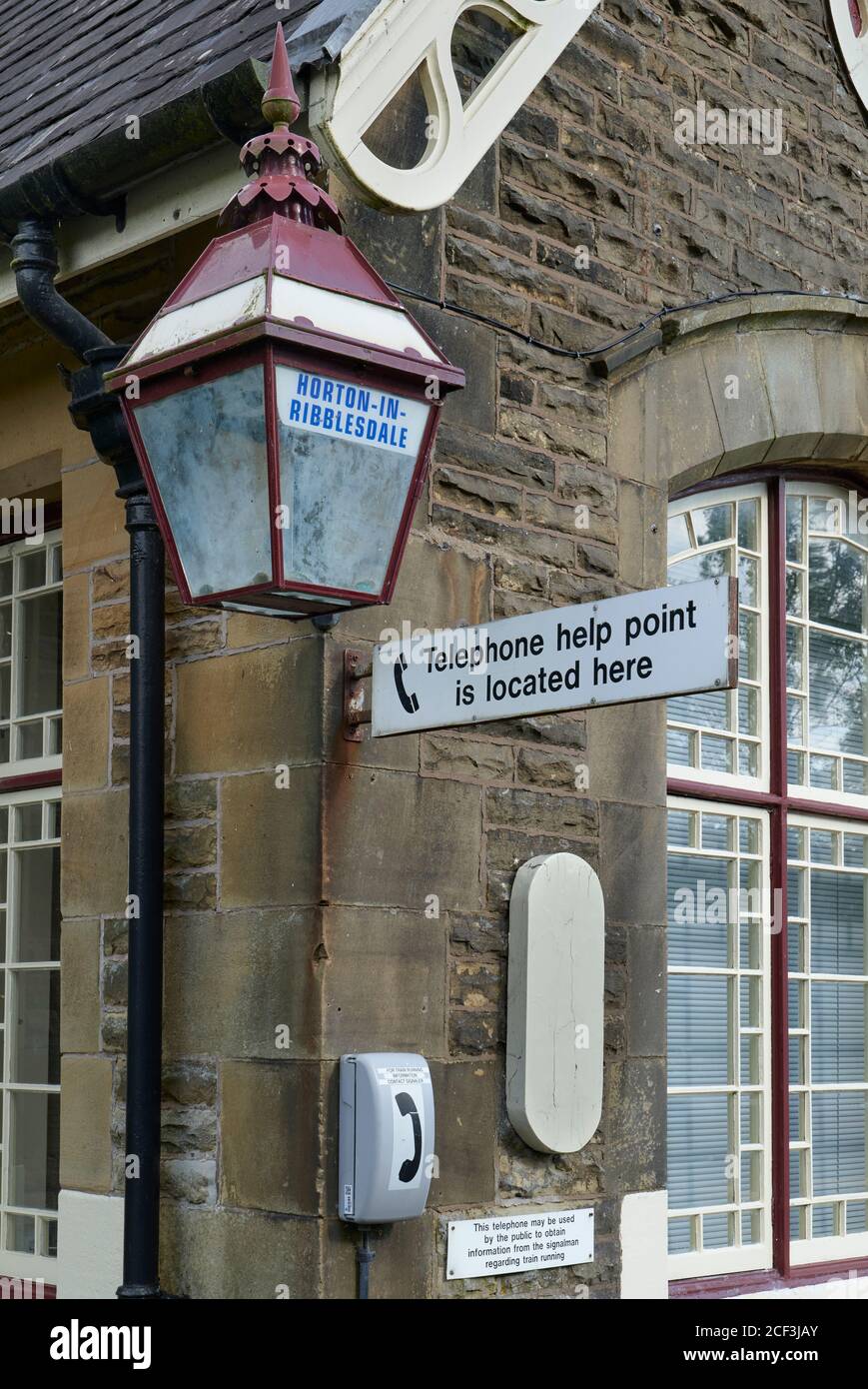 Vecchia lanterna di stile, edificio e punto telefonico sulla piattaforma di Horton nella stazione ferroviaria di Ribblesdale Foto Stock