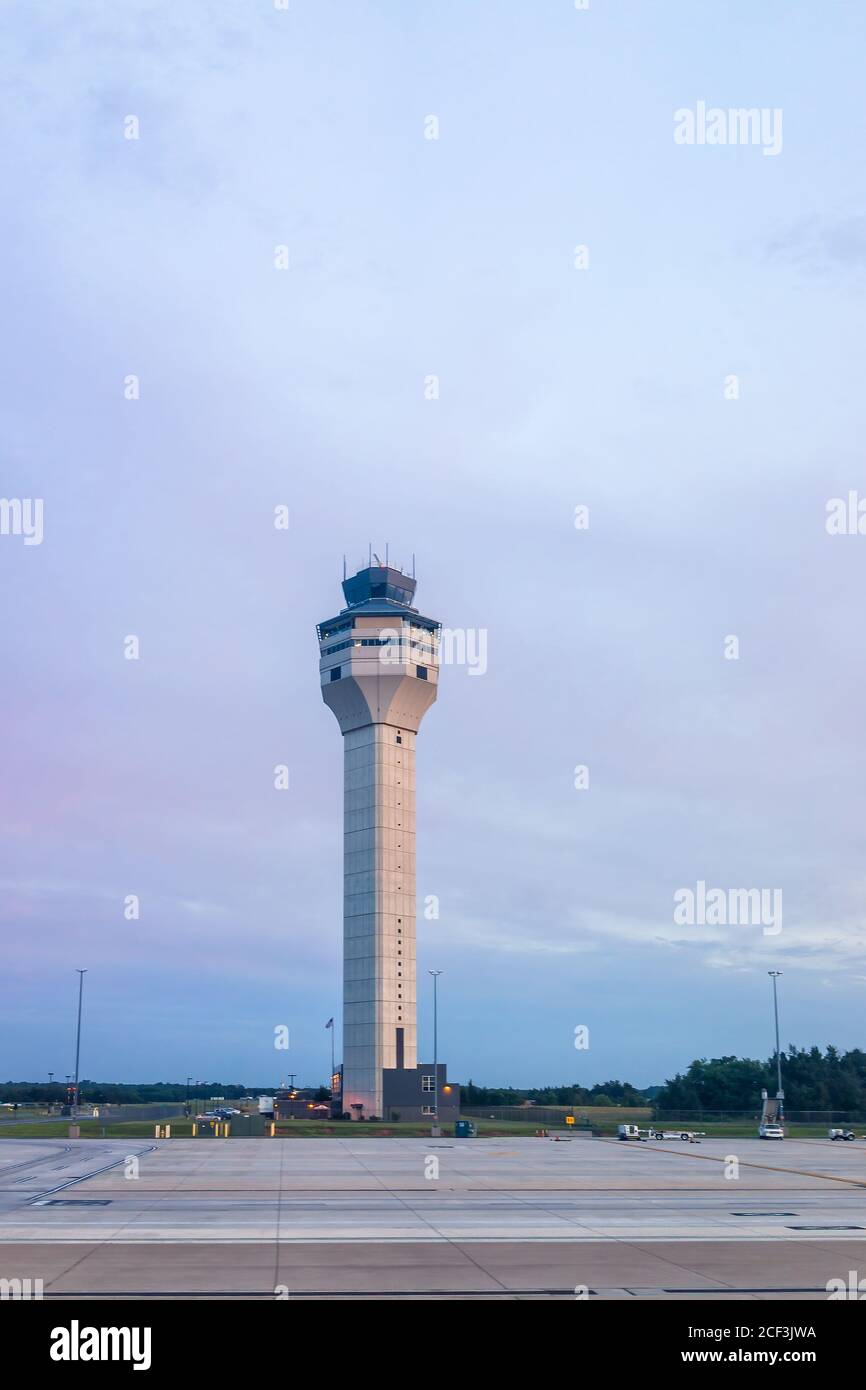 Aeroporto Internazionale di Dulles, IAD, torre del centro di comando di controllo in vista verticale cielo blu sera crepuscolo Foto Stock
