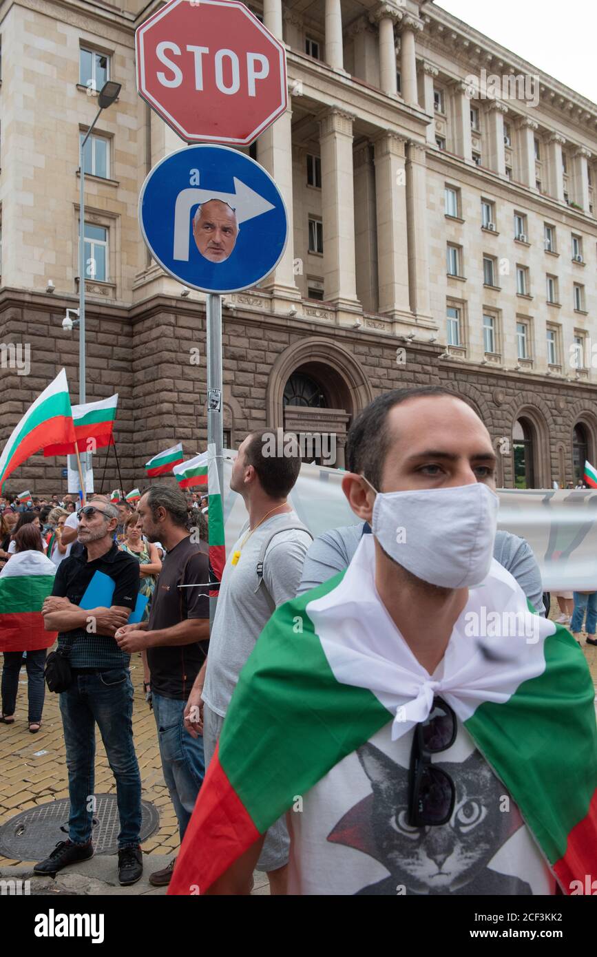 Sofia, Bulgaria. 02 settembre 2020. Un segnale di stop con il volto del primo ministro, Boyko Borisov visto durante la manifestazione. Per il 56° giorno consecutivo, i bulgari si sono riuniti al di fuori degli edifici governativi accusando il primo ministro, Boyko Borisov di corruzione e di protezione dei potenti magnati. I manifestanti nella capitale e nelle città di tutto il paese chiedono le dimissioni del primo ministro e del suo governo di centro destra. Credit: SOPA Images Limited/Alamy Live News Foto Stock