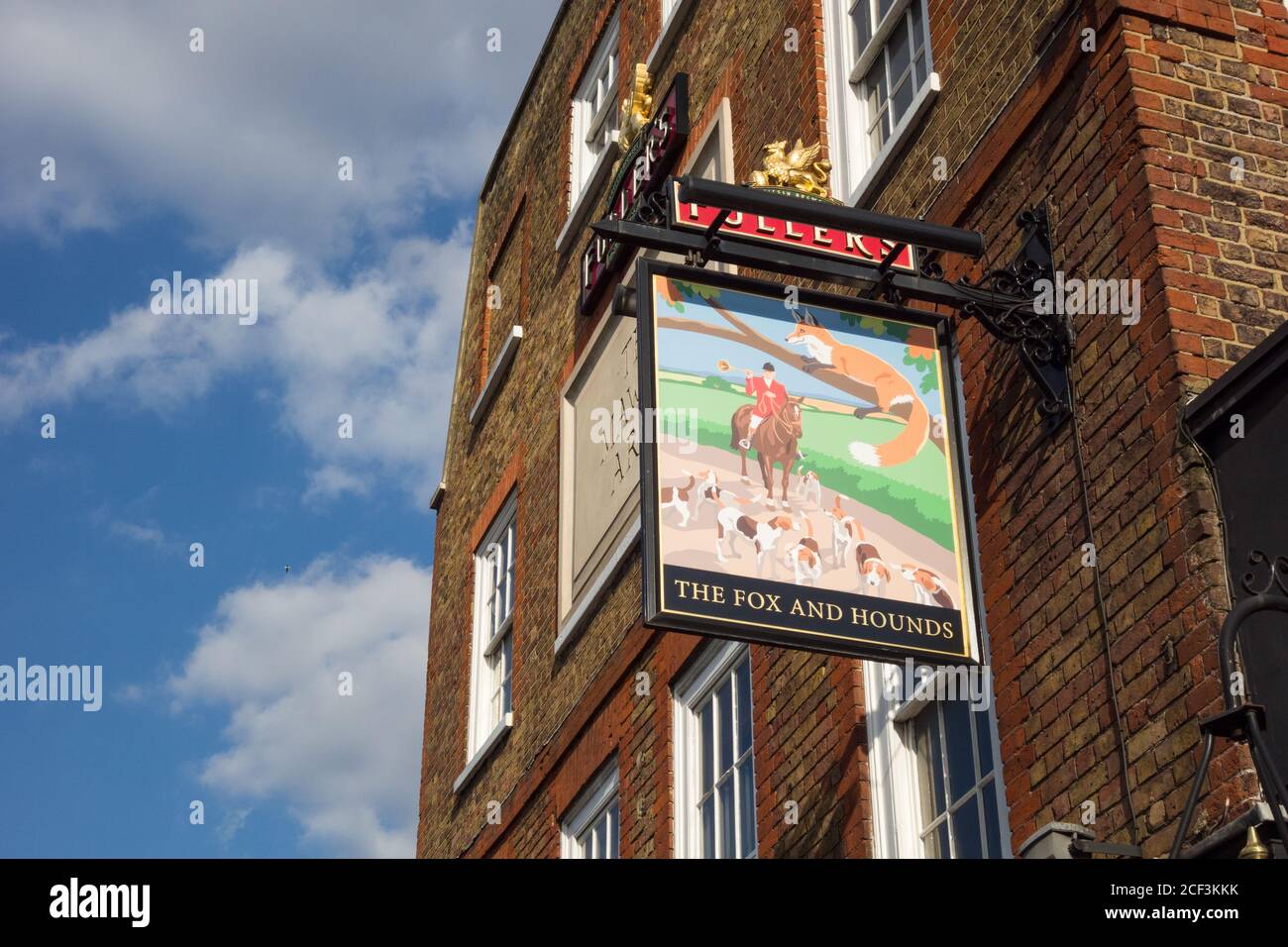 Un cartello del pub fuori della casa pubblica ora chiusa Fox and Hounds su Mawson Lane, Chiswick, West London, UK Foto Stock