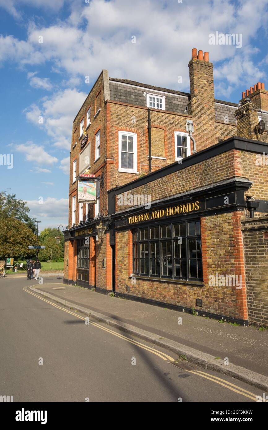 La casa pubblica ora chiusa Fox and Hounds su Mawson Lane, Chiswick, Londra ovest, Regno Unito Foto Stock