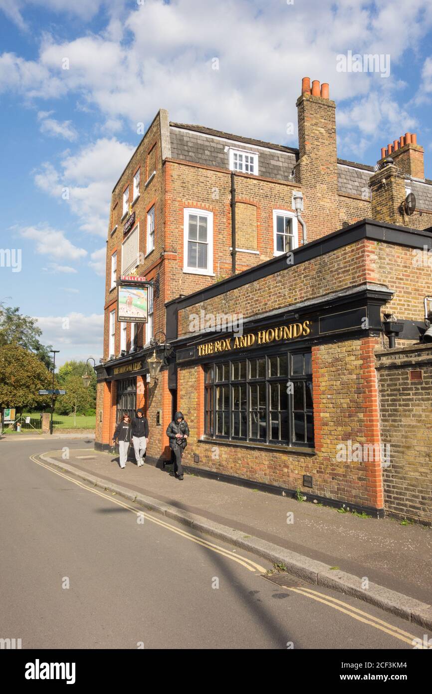 La casa pubblica ora chiusa Fox and Hounds su Mawson Lane, Chiswick, Londra ovest, Regno Unito Foto Stock