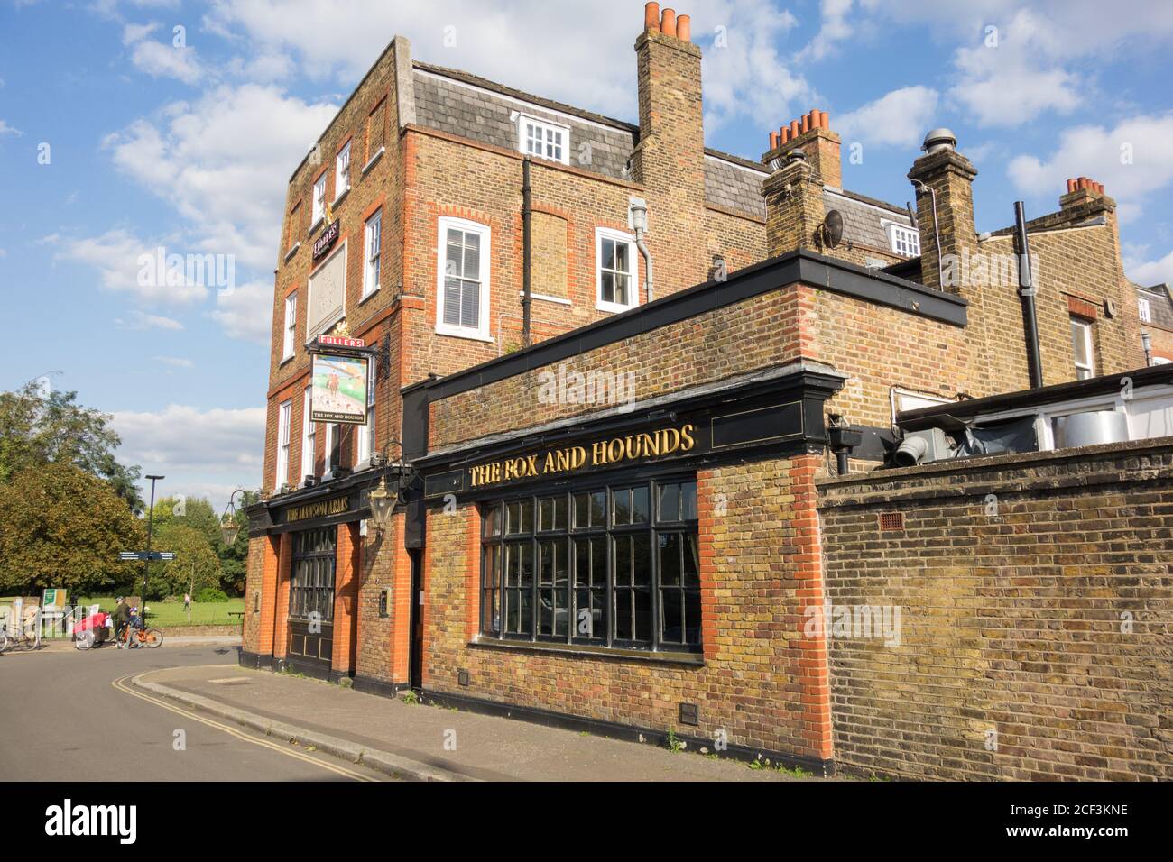 La casa pubblica ora chiusa Fox and Hounds su Mawson Lane, Chiswick, Londra ovest, Regno Unito Foto Stock