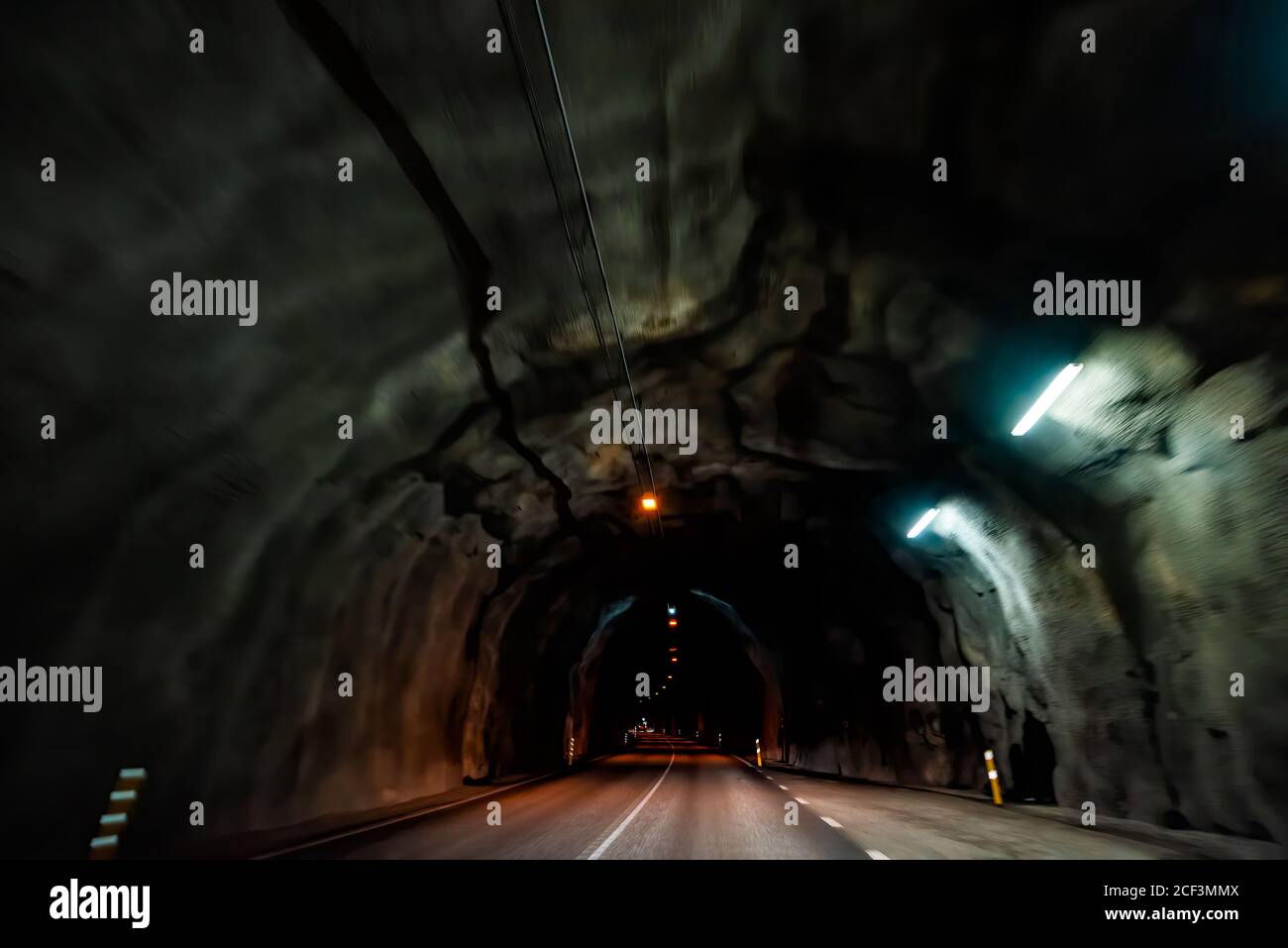 Almannaskard o Almannaskardsgong tunnel buio interno vista astratta vicino Hofn, Islanda con luci percorso illuminato passaggio sulla tangenziale autostrada Foto Stock Almannaskard o Almannaskardsgong tunnel buio interno vista astratta vicino Hofn, Islanda con luci percorso illuminato passaggio sulla tangenziale autostrada Foto Stock