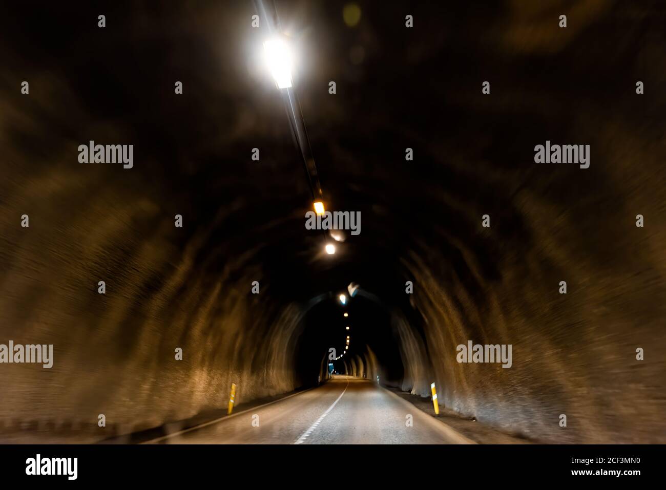 Almannaskard o Almannaskardsgong tunnel interno vista astratta vicino Hofn, Islanda con luci percorso illuminato in buio passaggio tangenziale autostrada Foto Stock Almannaskard o Almannaskardsgong tunnel interno vista astratta vicino Hofn, Islanda con luci percorso illuminato in buio passaggio tangenziale autostrada Foto Stock