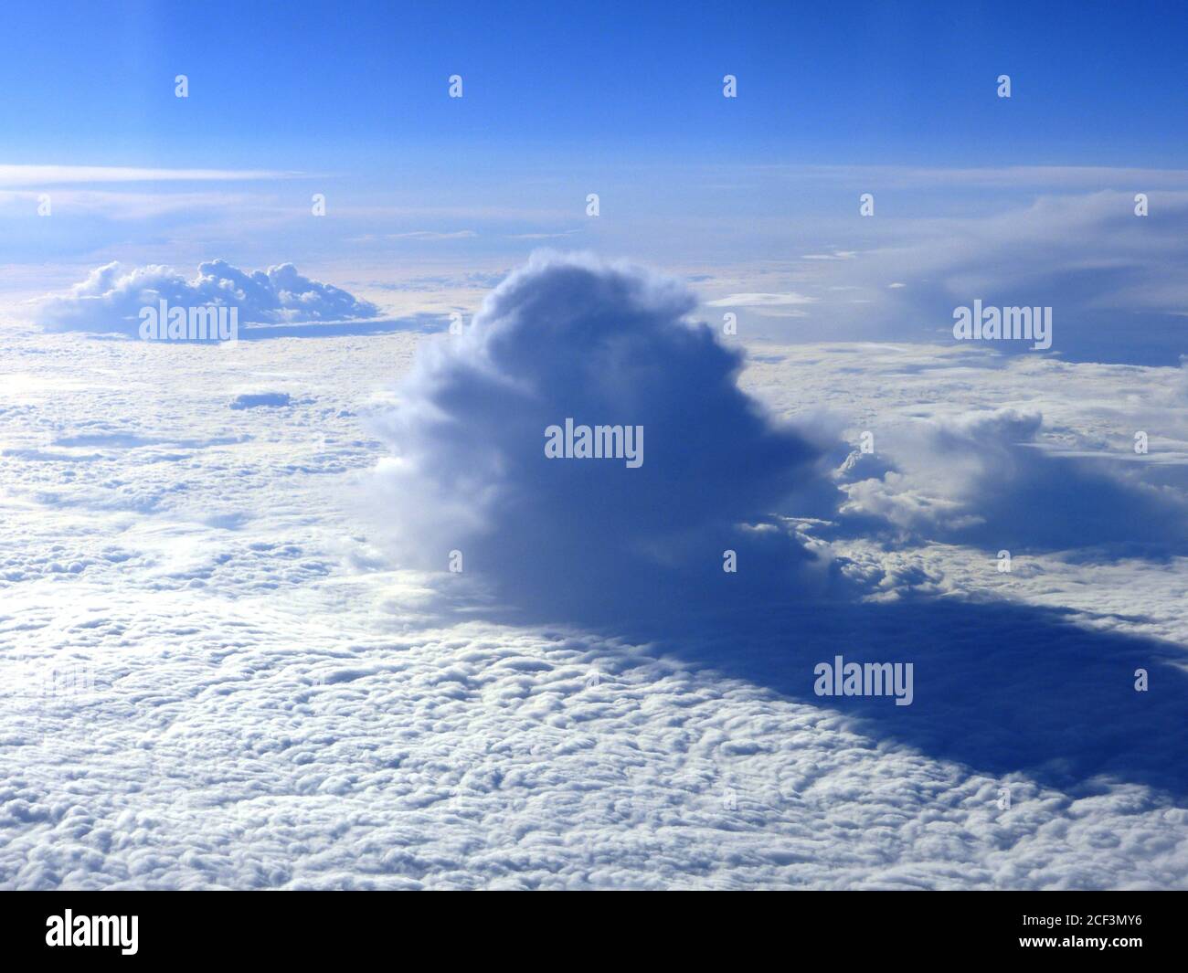 Meraviglioso paesaggio nuvoloso nel cielo. Bella nuvola soffice su uno sfondo bianco neve. Un fenomeno interessante nell'atmosfera. Vista aerea. Foto Stock