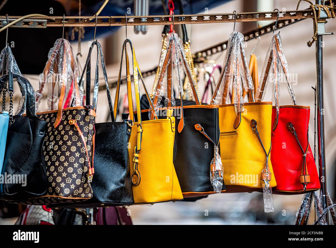 Roma, Italia borsetta in pelle appesa borse firmate colorato motivo rosso  giallo in esposizione nel mercato commerciale di Roma Foto stock - Alamy
