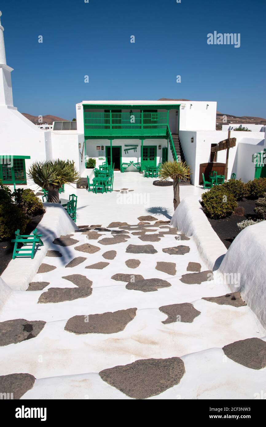 Tipico villaggio in stile canario, il Monumento El Campesino, l'isola di Lanzarote, Spagna Foto Stock
