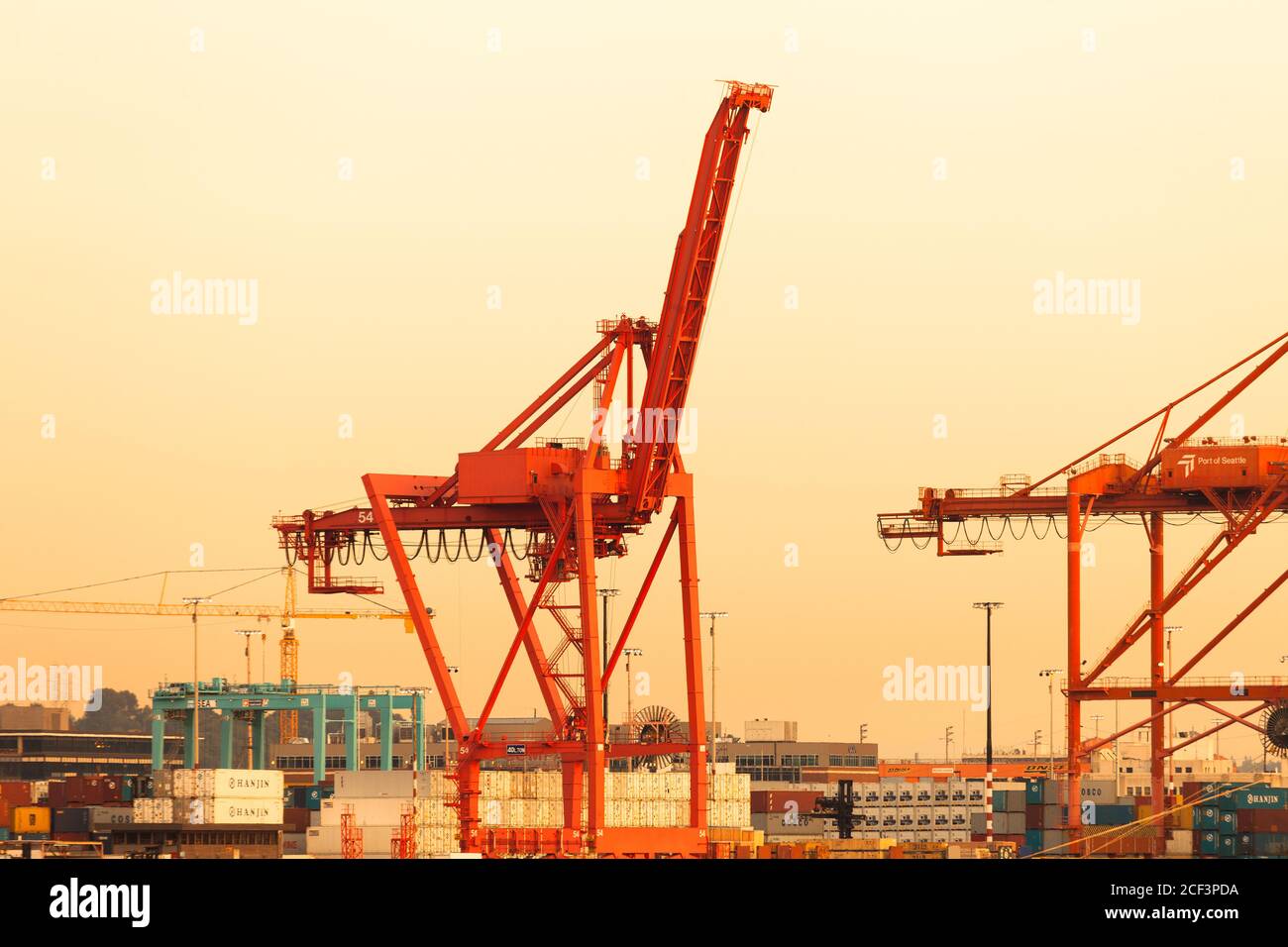 Seattle, Stato di Washington, Stati Uniti - gru a torre al porto di Seattle nel quartiere industriale. Foto Stock