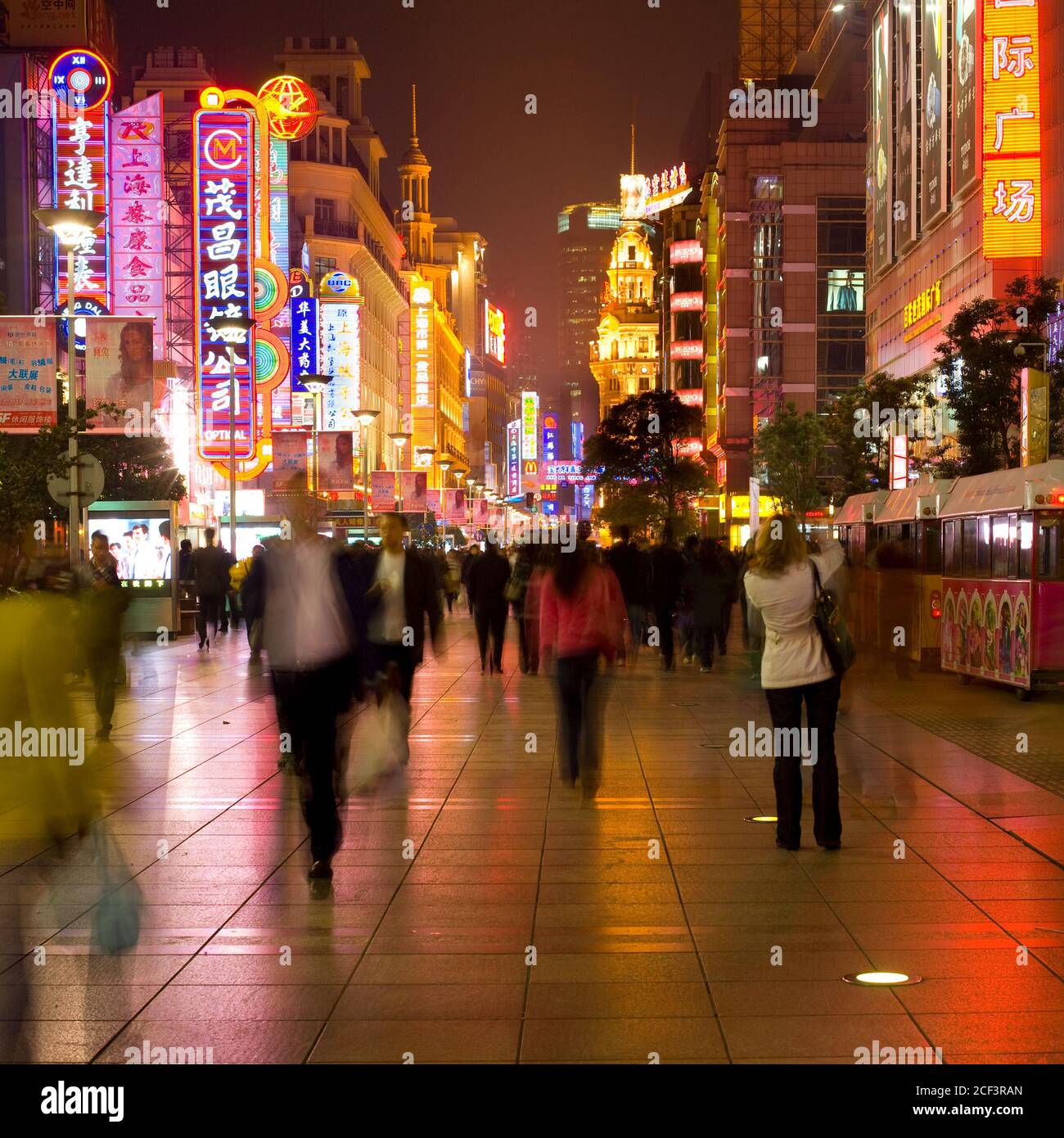 Shanghai, Cina, Asia - le indicazioni per Neon a Nanjing Road, una strada commerciale di Shanghai. Foto Stock