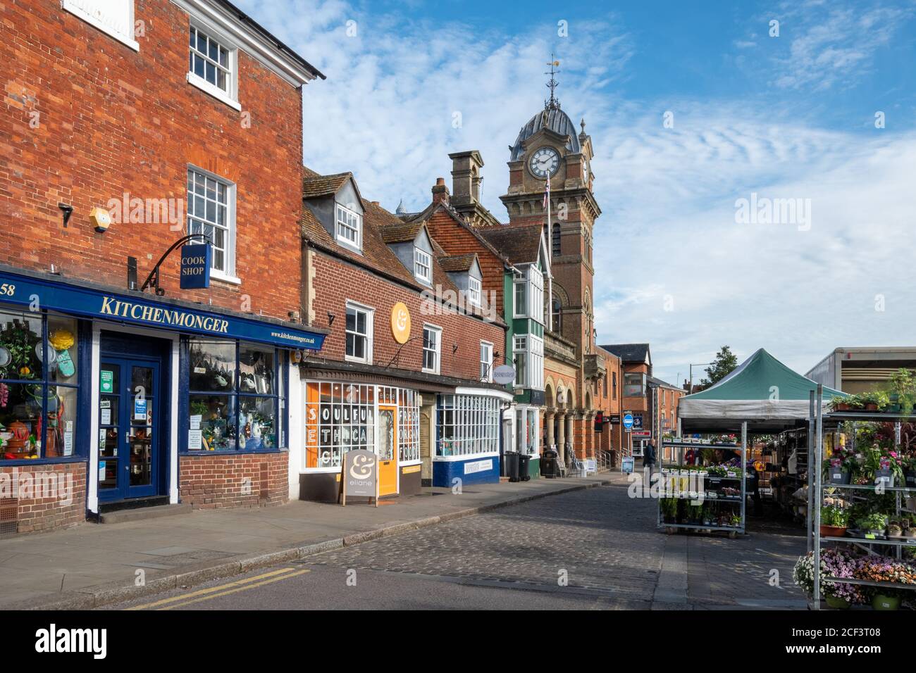 Giornata di mercato a Hungerford, Berkshire, Regno Unito. Vista su High Street con il municipio, i negozi e le bancarelle del mercato Foto Stock