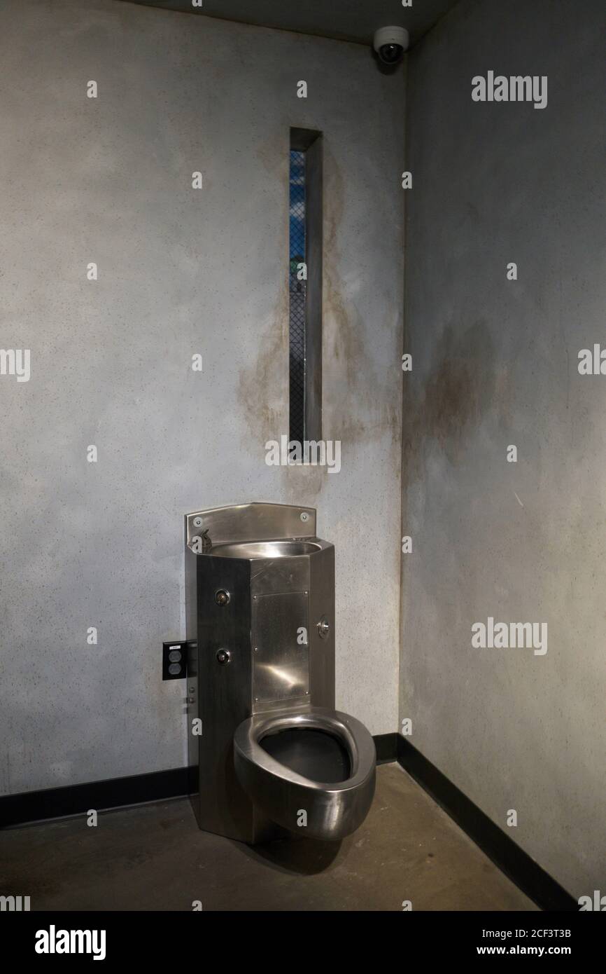 una toilette in una cella di prigione. Foto Stock