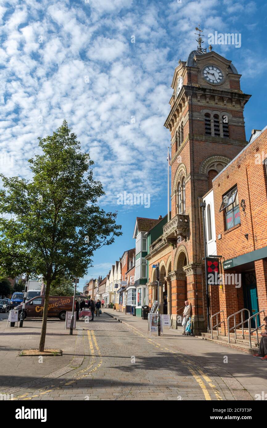 Hungerford, Berkshire, Regno Unito. Vista del Municipio e della Borsa del mais con la torre dell'orologio sulla High Street Foto Stock