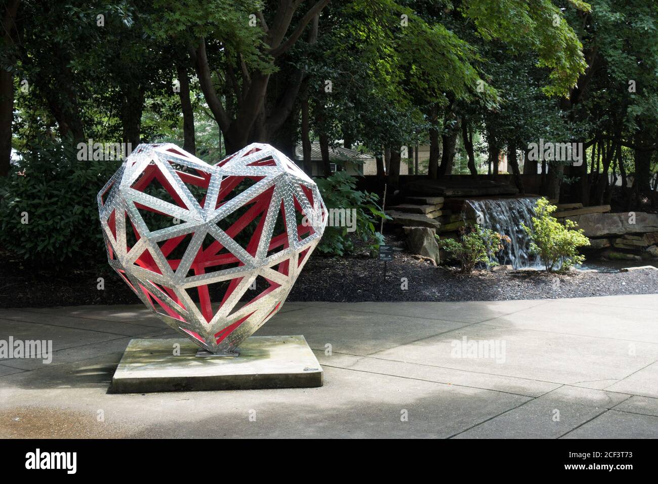 Una scultura a forma di cuore di Matthew Duffy nel centro di Knoxville, Tennessee, Stati Uniti. Foto Stock