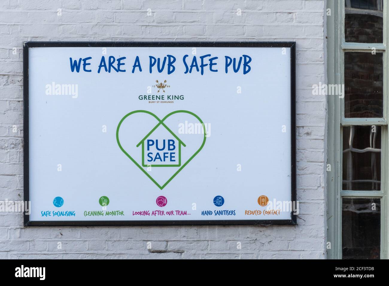 Avviso o segno su un pub di Greene King che dichiara che siamo un pub sicuro, riferendosi alle precauzioni di sicurezza pandemiche di 2020 Coronavirus covid-19 Foto Stock