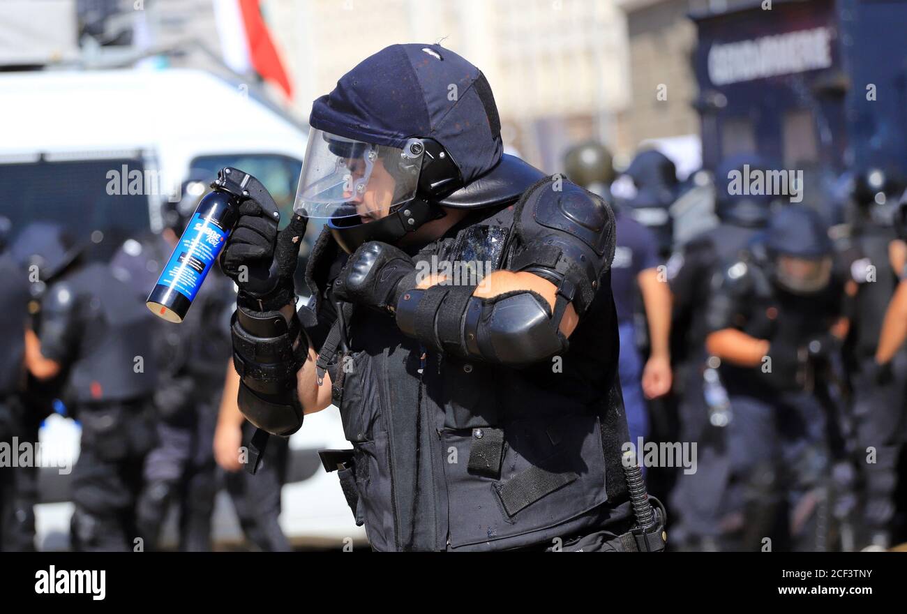 Sofia, Bulgaria il 2 settembre 2020: Agenti di polizia pesantemente armati che detengono bombole di gas lacrimogeno a spruzzo Foto Stock