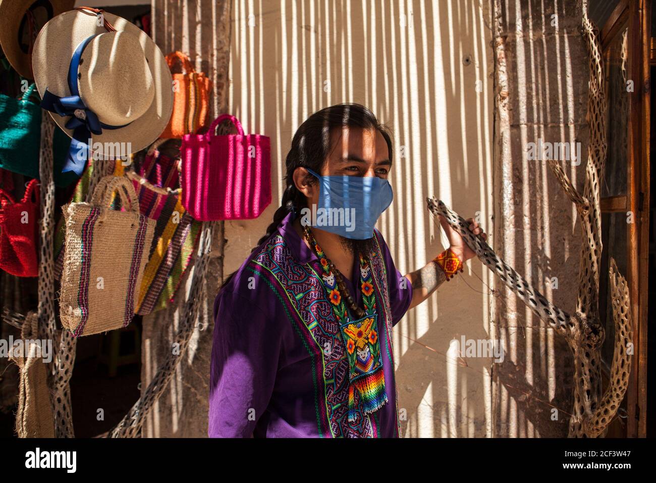 Real De Catorce, Messico. 13 giugno 2020. Un artigiano che indossa una maschera facciale di fronte al suo shop.anche se il numero di visitatori non è paragonabile a quelli prima della pandemia di Covid-19, Real de Catorce in San Luis Potosí Stato ha lentamente iniziato a riavviare l'economia, soprattutto dove il turismo è la principale fonte di reddito. Credit: SOPA Images Limited/Alamy Live News Foto Stock