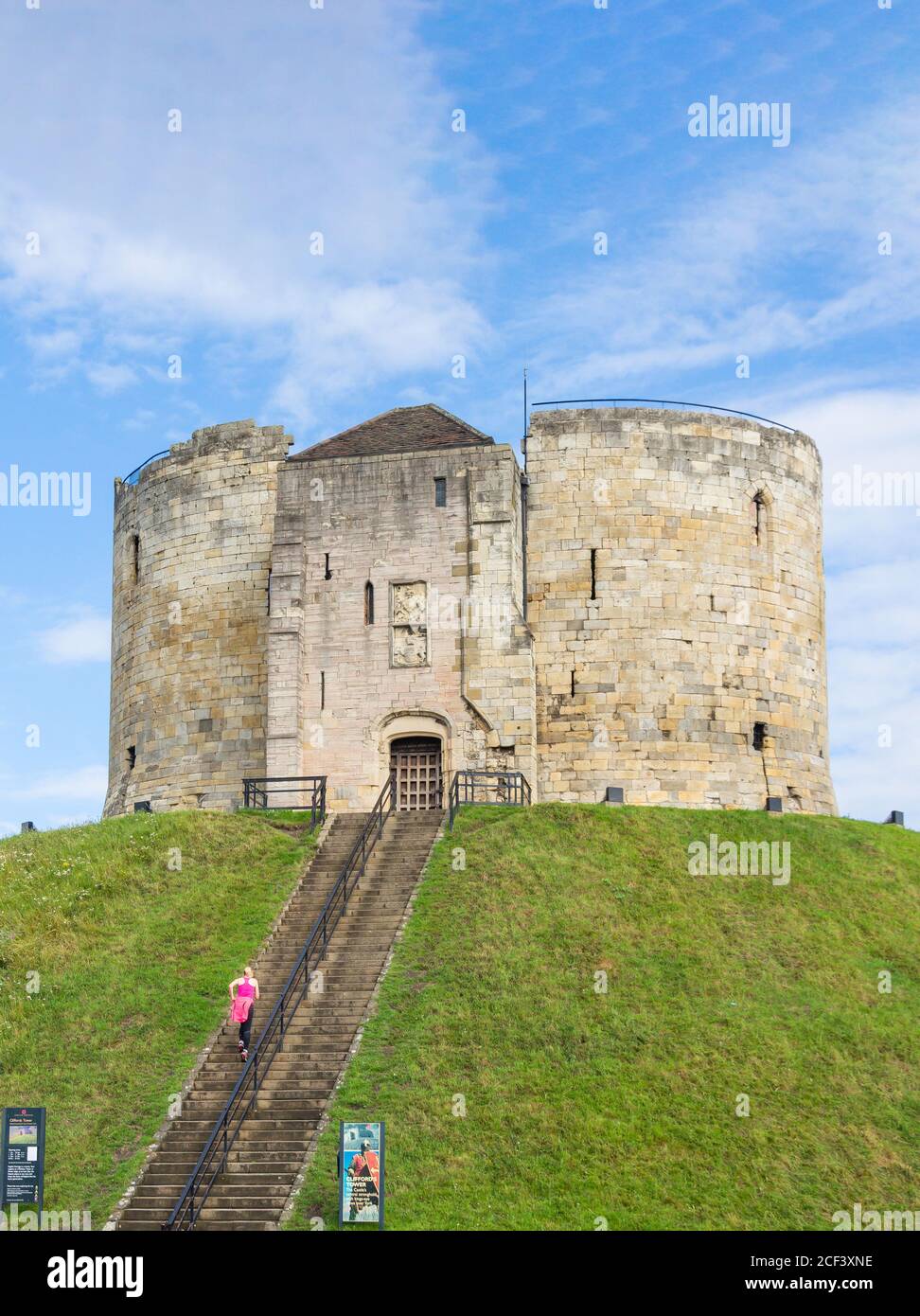 13 ° secolo Clifford's Tower (Torrione di York Castle), Tower Street, York, North Yorkshire, Inghilterra, Regno Unito Foto Stock