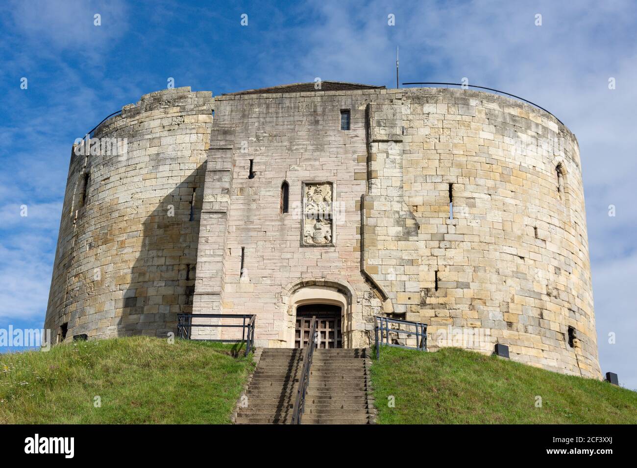 13 ° secolo Clifford's Tower (Torrione di York Castle), Tower Street, York, North Yorkshire, Inghilterra, Regno Unito Foto Stock