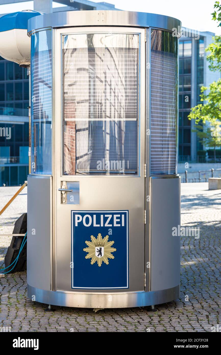 Stazione di polizia mobile non occupata a Berlino Foto Stock