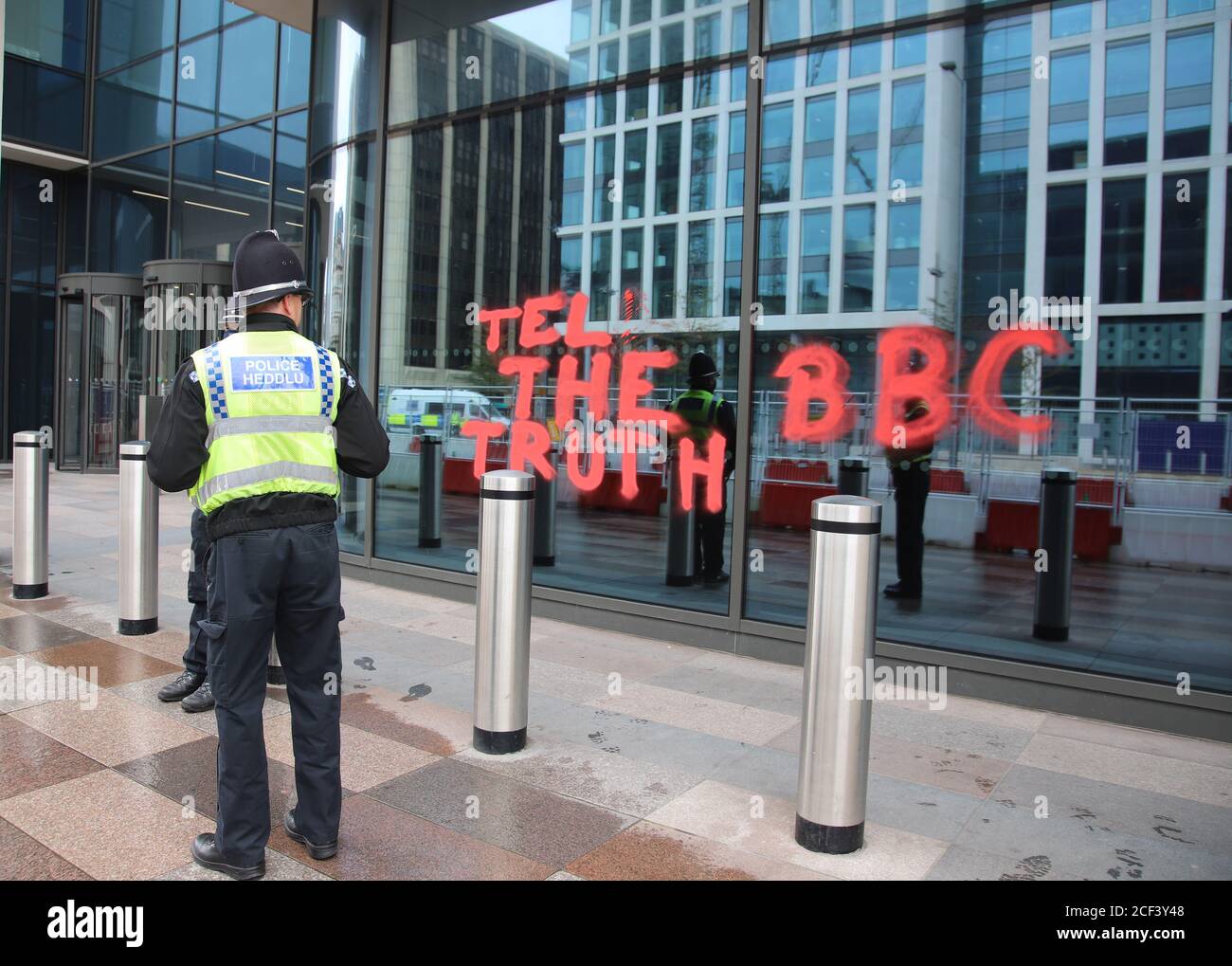 Cardiff, Galles, Regno Unito. 3 settembre 2020. I manifestanti di ribellione al di fuori della BBC il terzo giorno di azioni a Cardiff, 3 settembre 2020, nell'ambito della rivolta autunnale. I manifestanti esortano la BBC a dire la verità sui cambiamenti climatici. Tell the truth is spruzzed on the Windows in gesso vernice della BBC in Cardiff Credit: Denise Laura Baker/Alamy Live News Credit: Denise Laura Baker/Alamy Live News Foto Stock