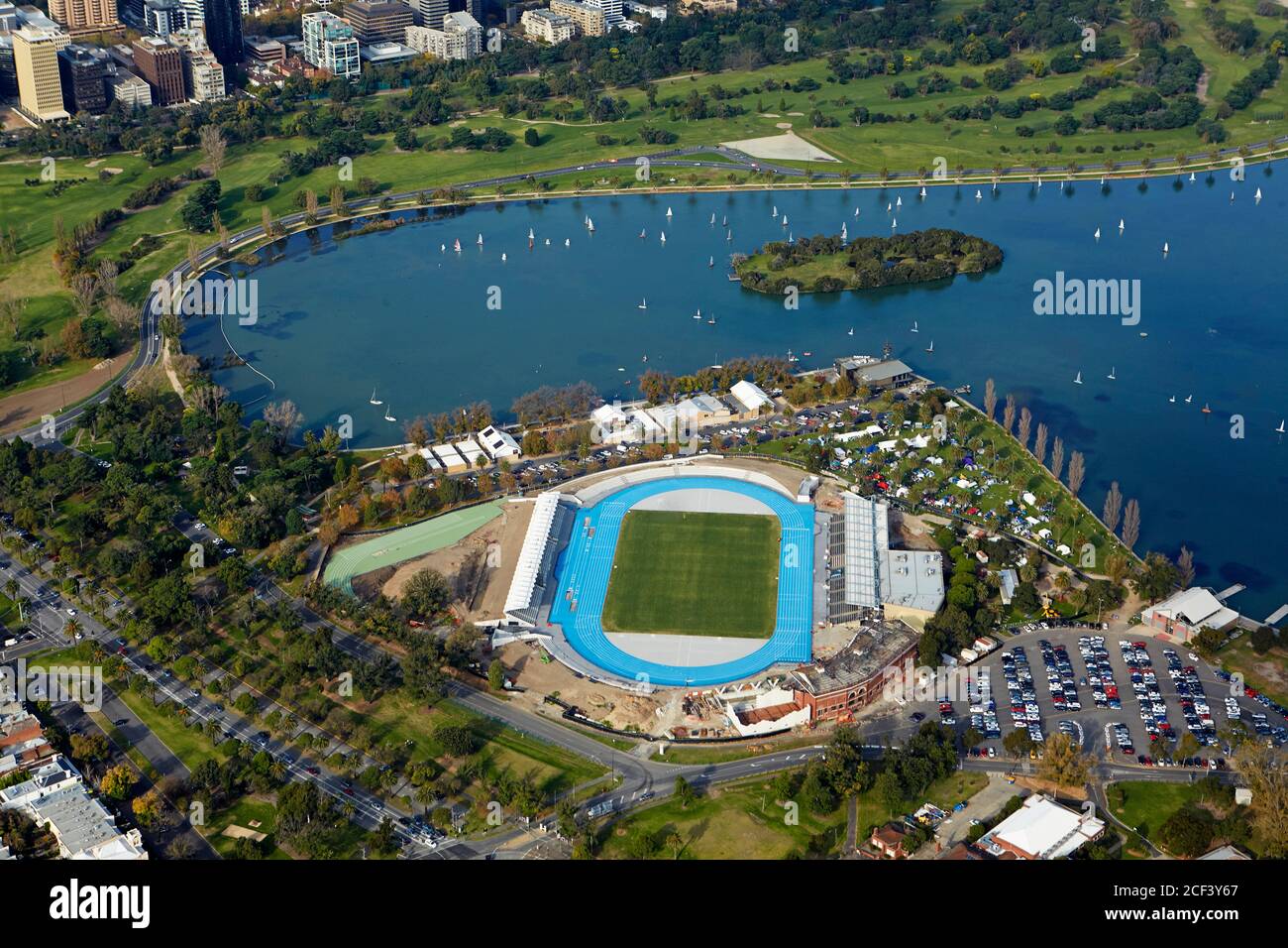 Vista aerea del lago Albert Park e dello stadio Lakeside a South Melbourne, Australia Foto Stock