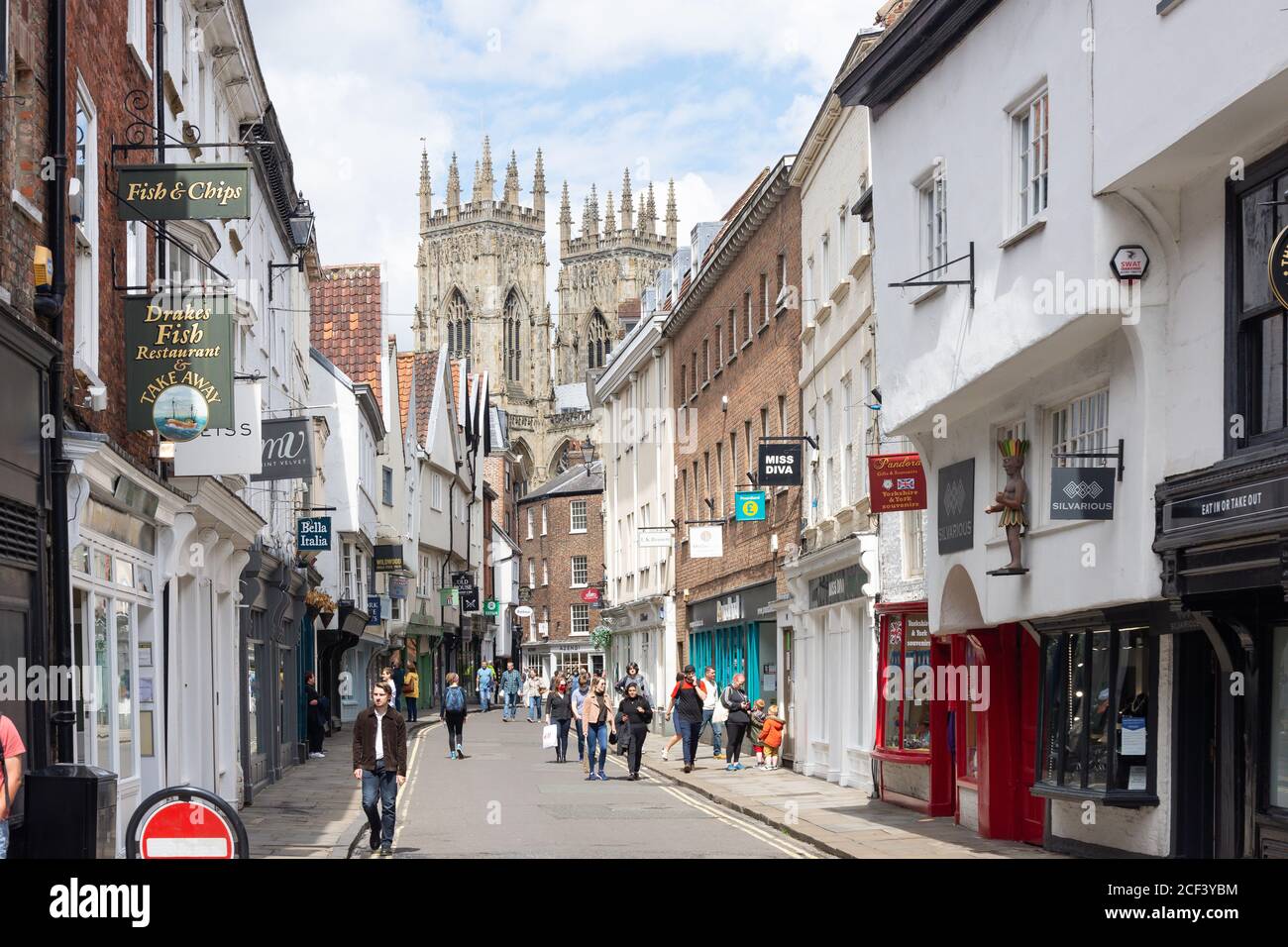 York Minster Towers da Low Petergate, York, North Yorkshire, Inghilterra, Regno Unito Foto Stock