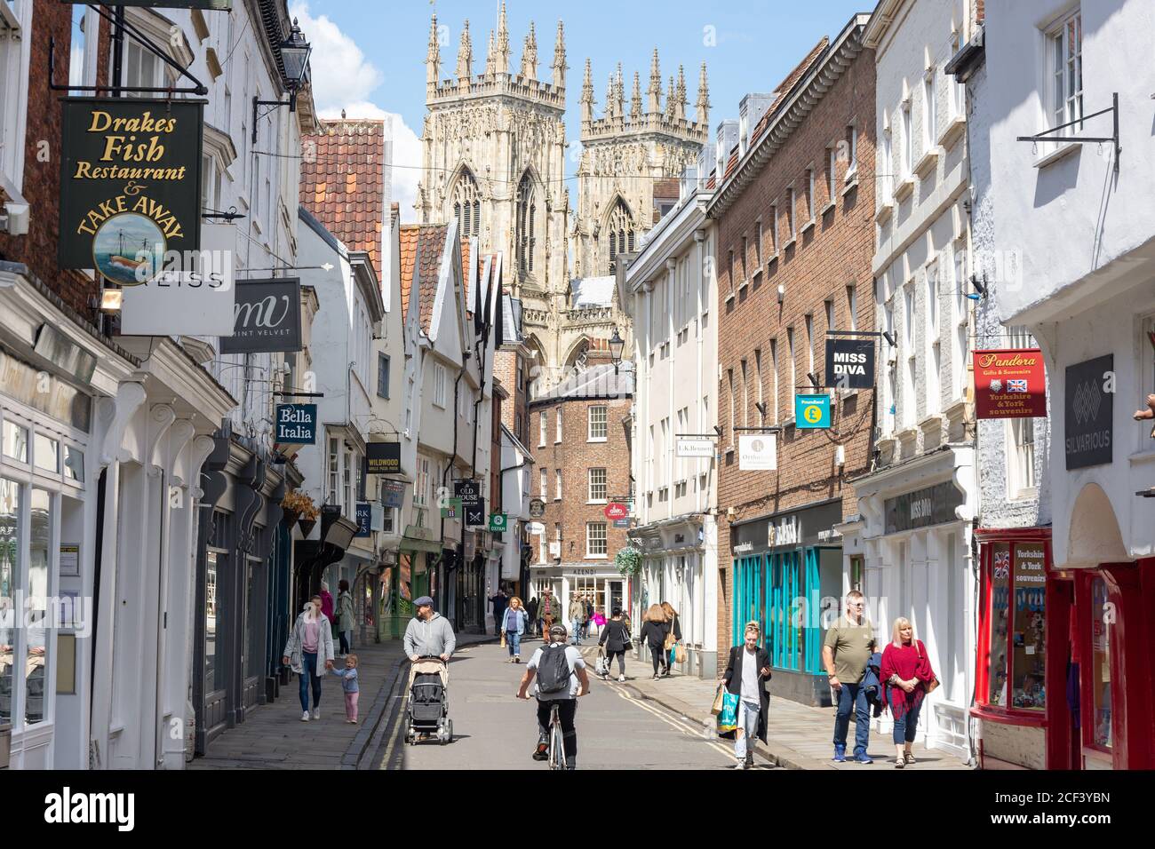 York Minster Towers da Low Petergate, York, North Yorkshire, Inghilterra, Regno Unito Foto Stock