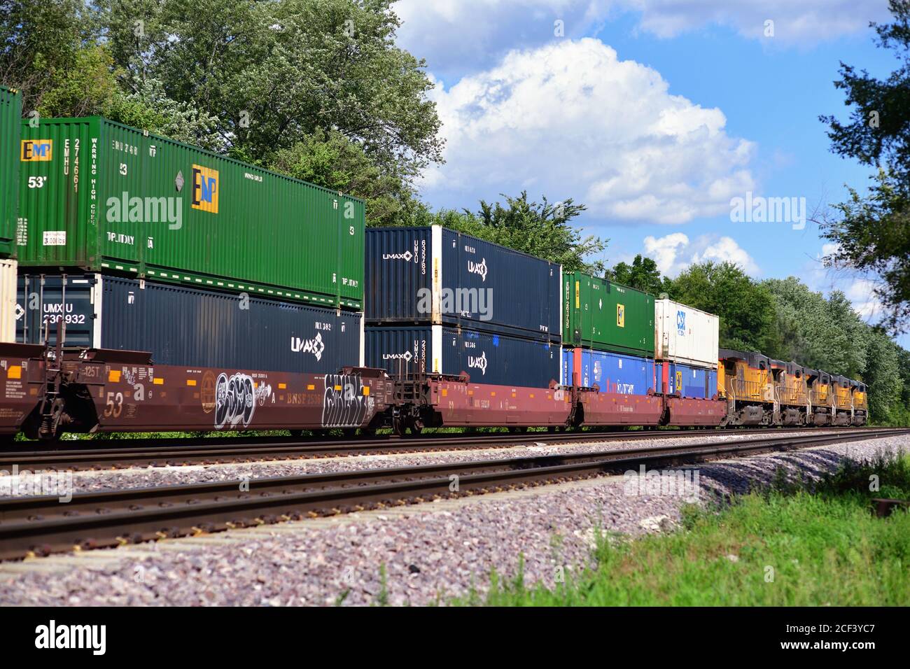 La Fox, Illinois, Stati Uniti. Un treno merci intermodale Union Pacific, guidato da cinque locomotive, che passa attraverso Lafox, Illinois. Foto Stock