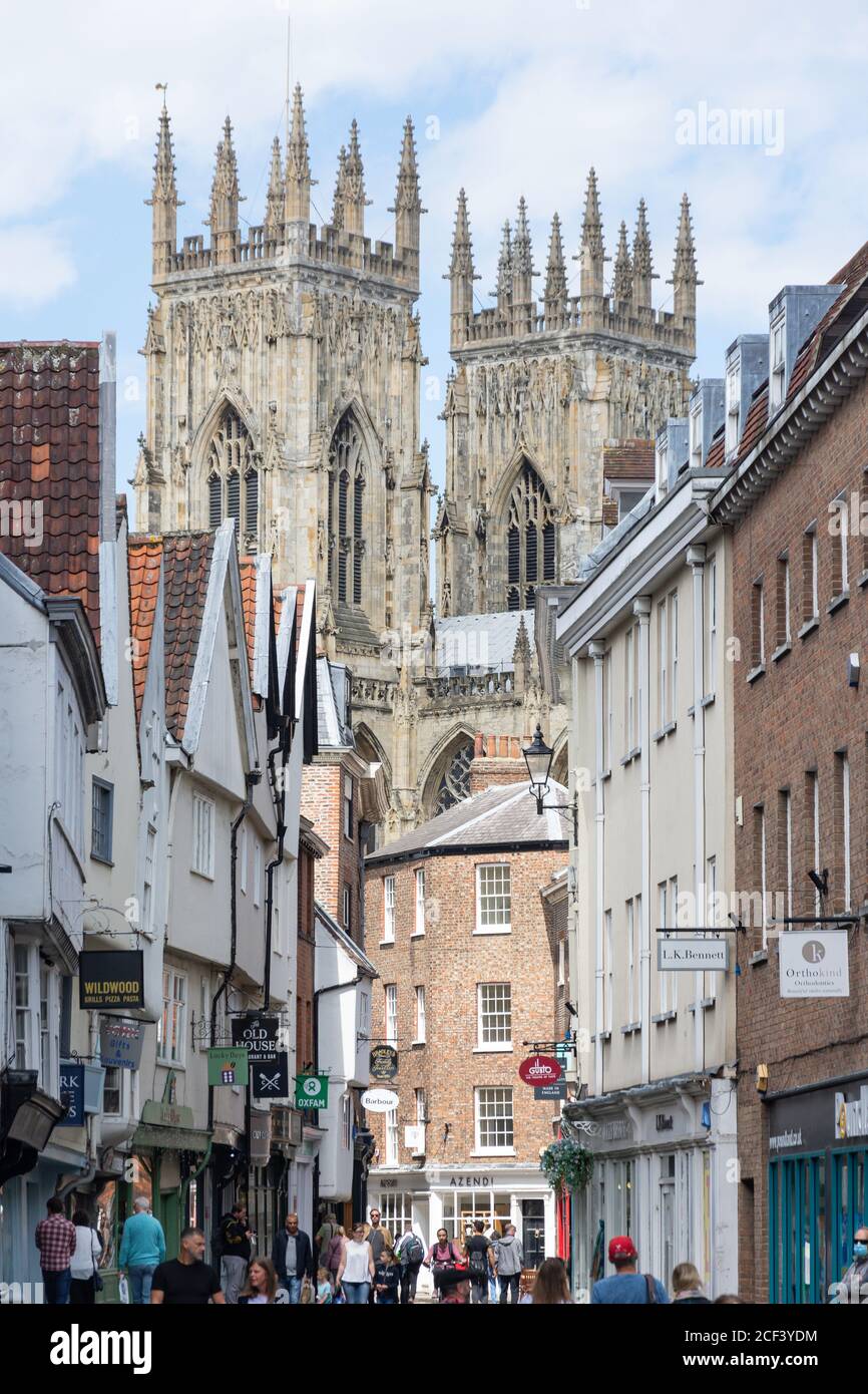 York Minster Towers da Low Petergate, York, North Yorkshire, Inghilterra, Regno Unito Foto Stock
