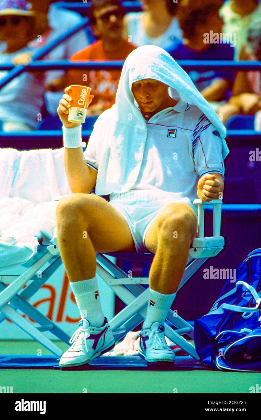 Boris Becker (GER) durante un cambio di gara al US Open Tennis 1989. Foto Stock