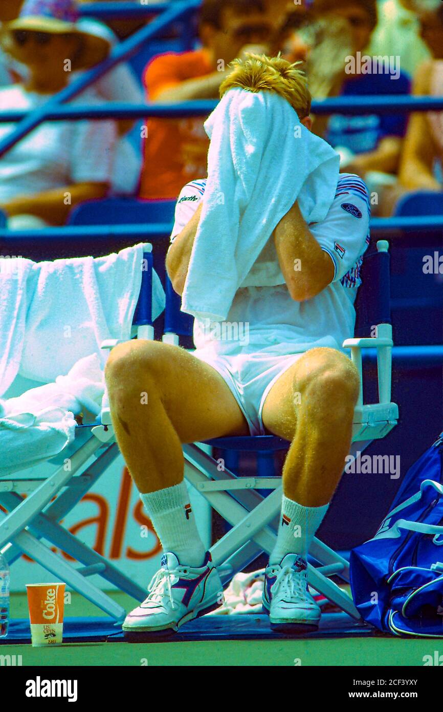 Boris Becker (GER) durante un cambio di gara al US Open Tennis 1989. Foto Stock