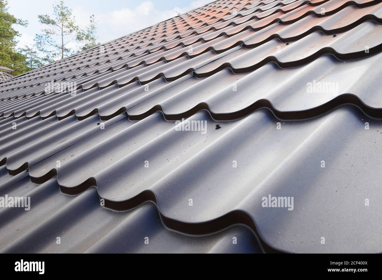 Materiali per coperture. Tetto in metallo. Closeup costruzione di edifici  materiali da costruzione. Struttura del tetto Foto stock - Alamy