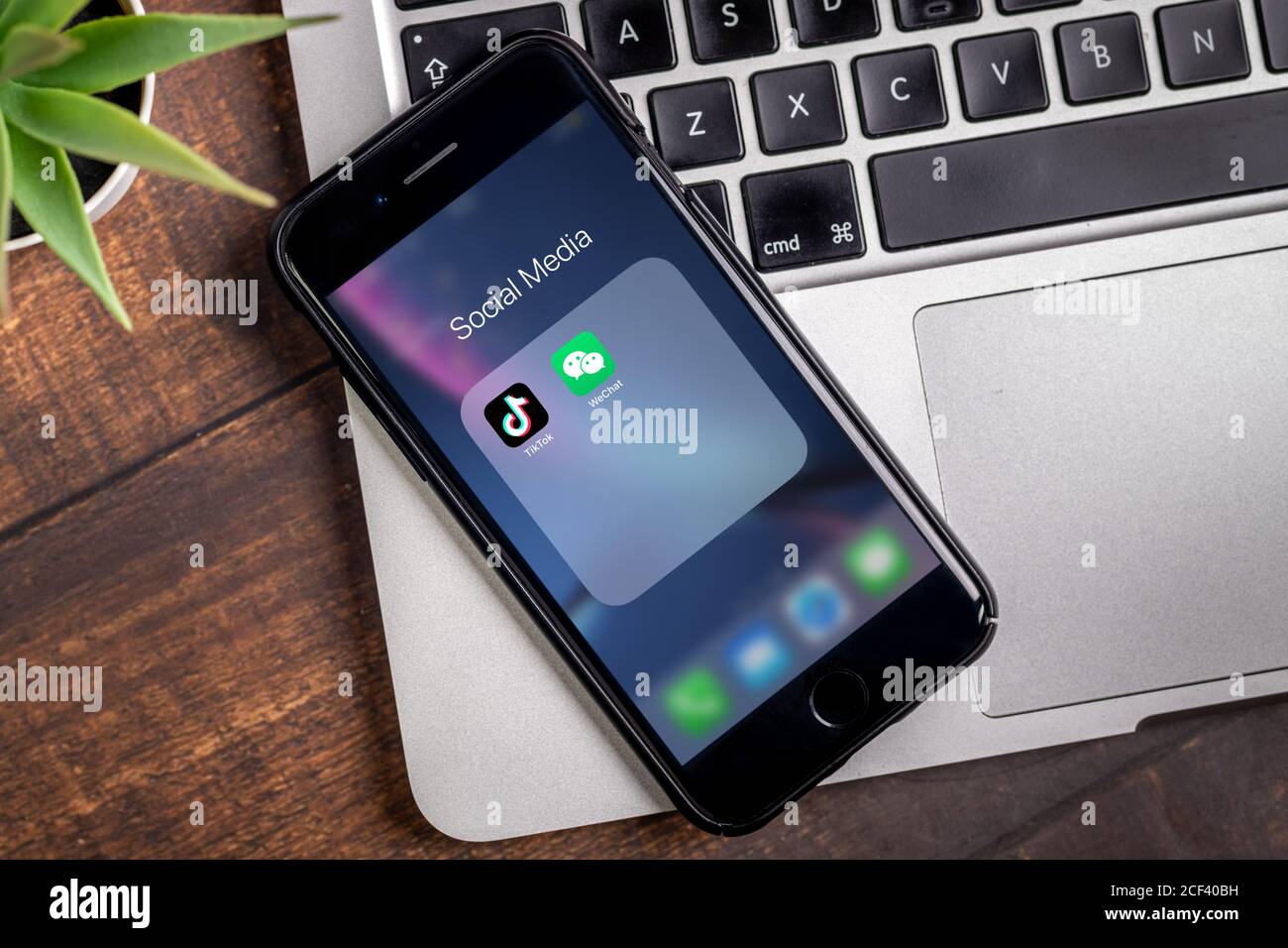Antalya, TURCHIA - 03 settembre 2020. Smartphone con il logo dell'app Tiktok e WeChat. Foto Stock