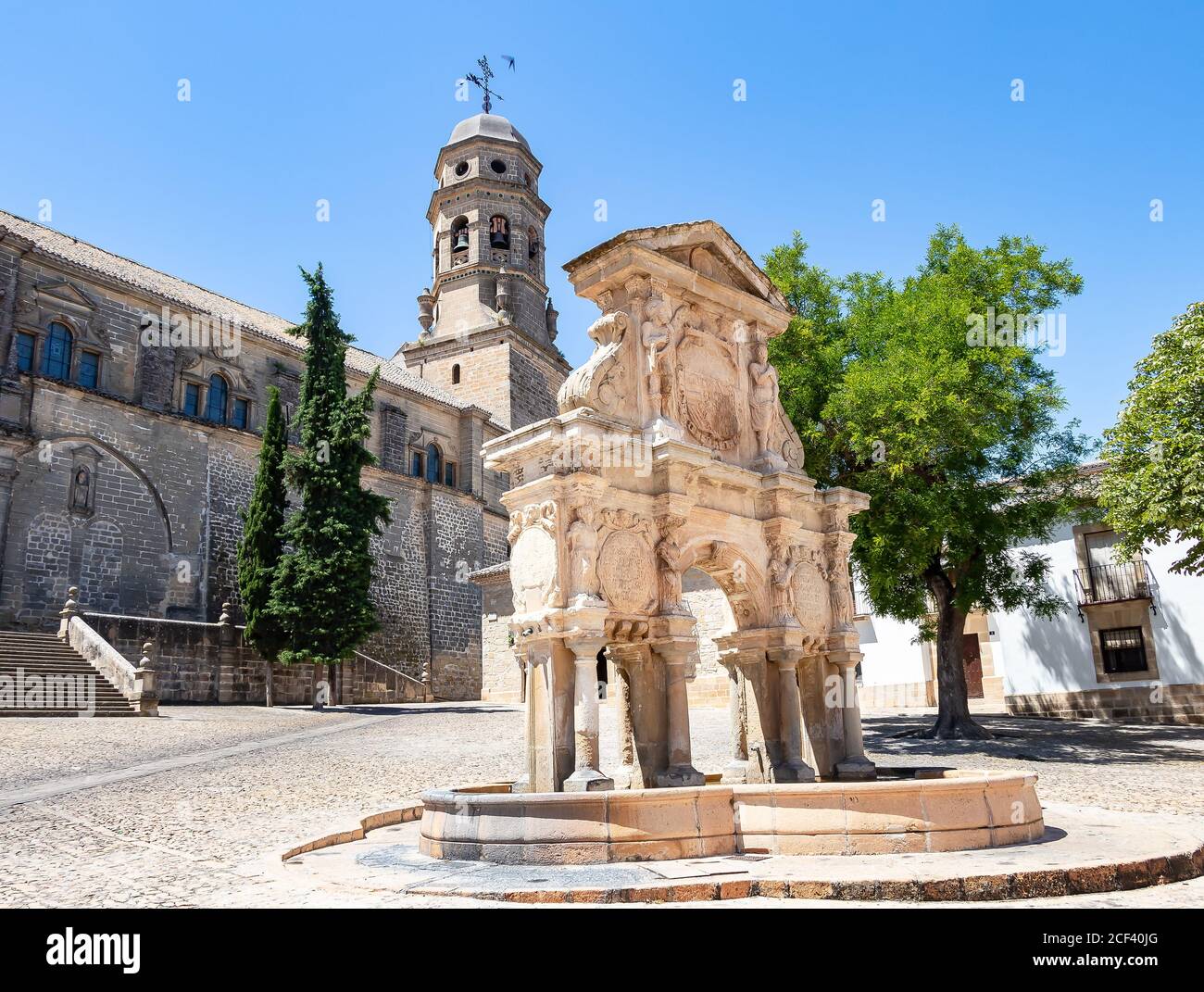 Vista della fontana di Santa Maria con la Cattedrale di Baeza a Jaen, Spagna, da Plaza de Santa Maria (Piazza Santa Maria) Foto Stock