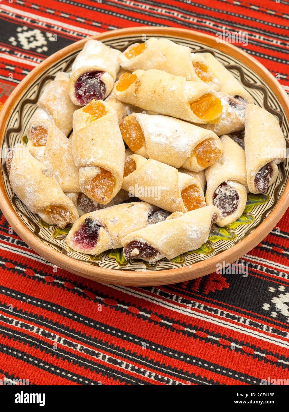 gnocchi tradizionali romeni di dessert festosi ripieni di delizie turche assortite servito su un panno tradizionale Foto Stock
