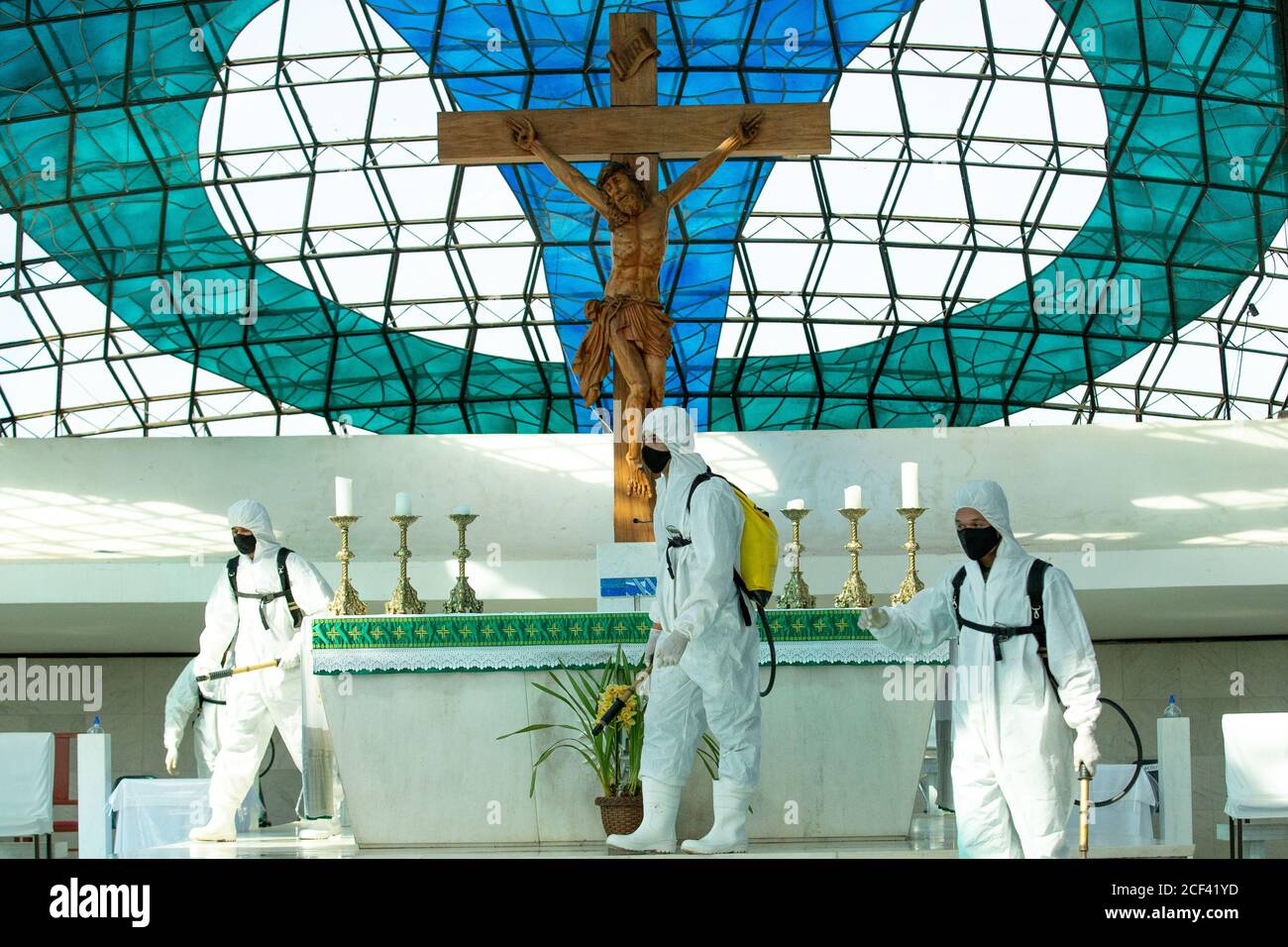 03 settembre 2020, Brasile, Brasília: I membri dell'esercito in tute protettive disinfettano la cattedrale Nossa Senhora Aparecida. Secondo le informazioni ufficiali, il Brasile può attraversare il confine di 4 milioni di persone infette da Covid-19. Secondo il governo, il tasso di mortalità è 3.1 per cento. Foto: Myke Sena/dpa Foto Stock