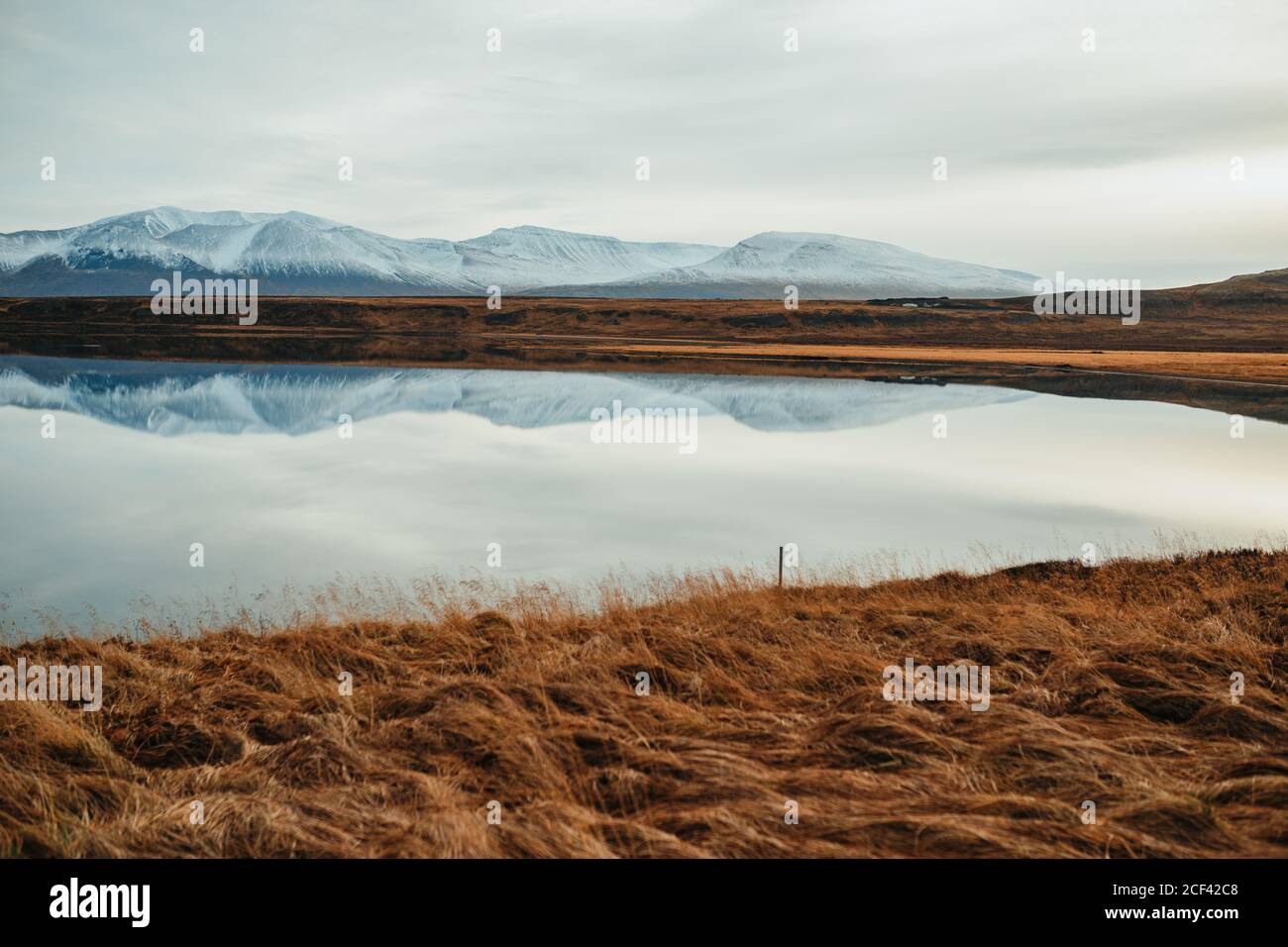 La sera Nuvoloso cielo sopra il lago calmo Foto Stock
