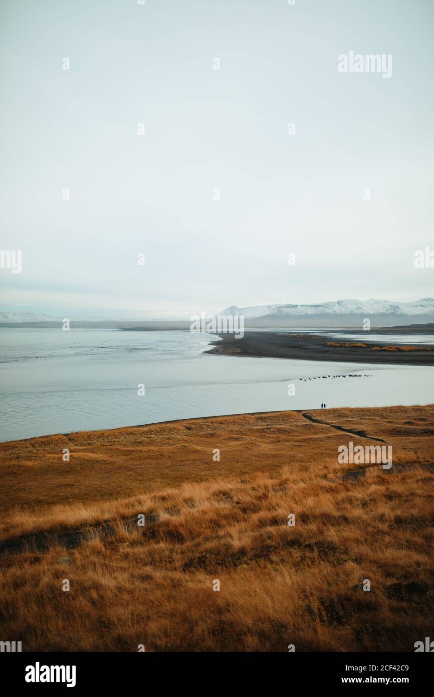 La sera Nuvoloso cielo sopra il lago calmo Foto Stock