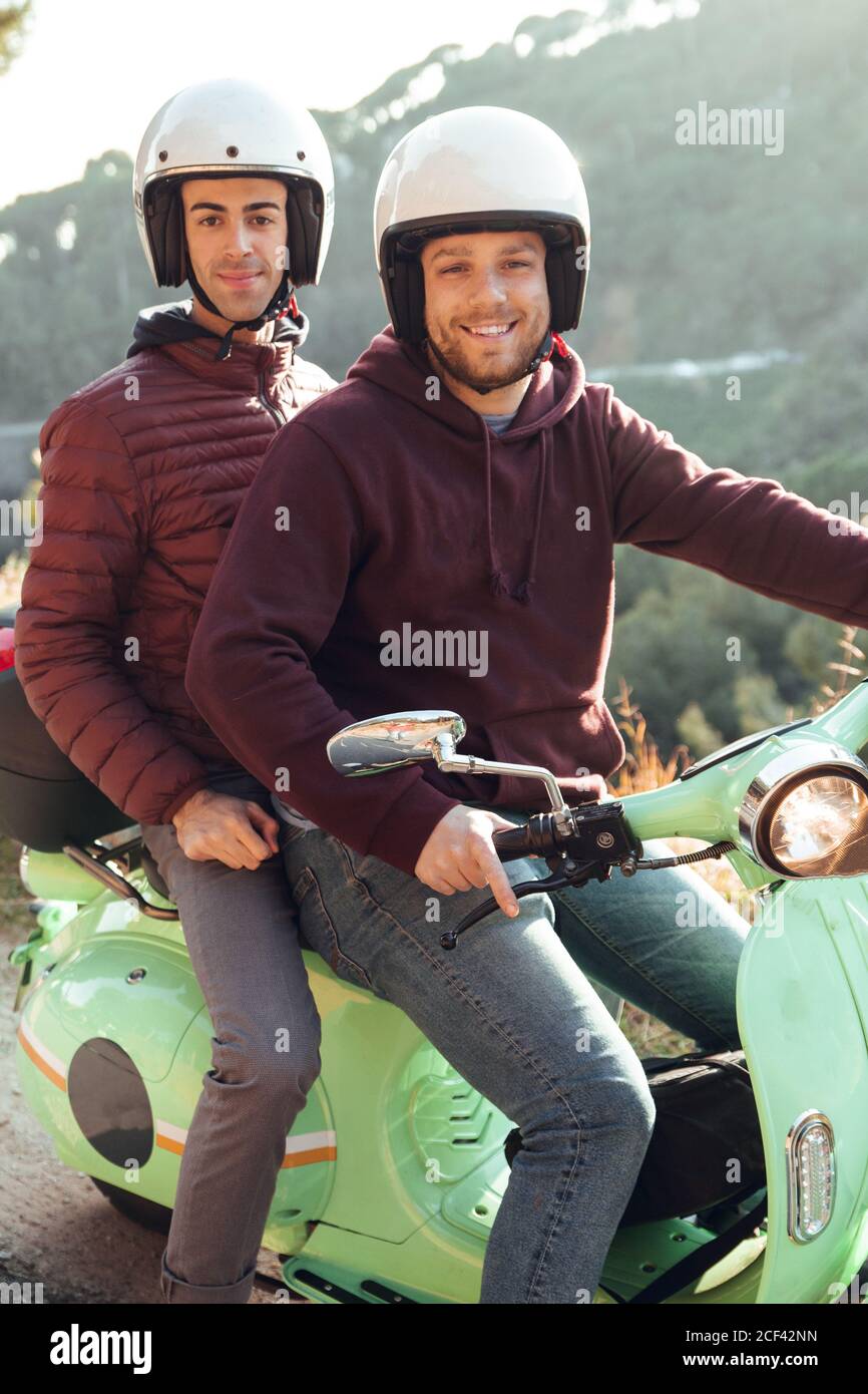 Scooter con casco sale